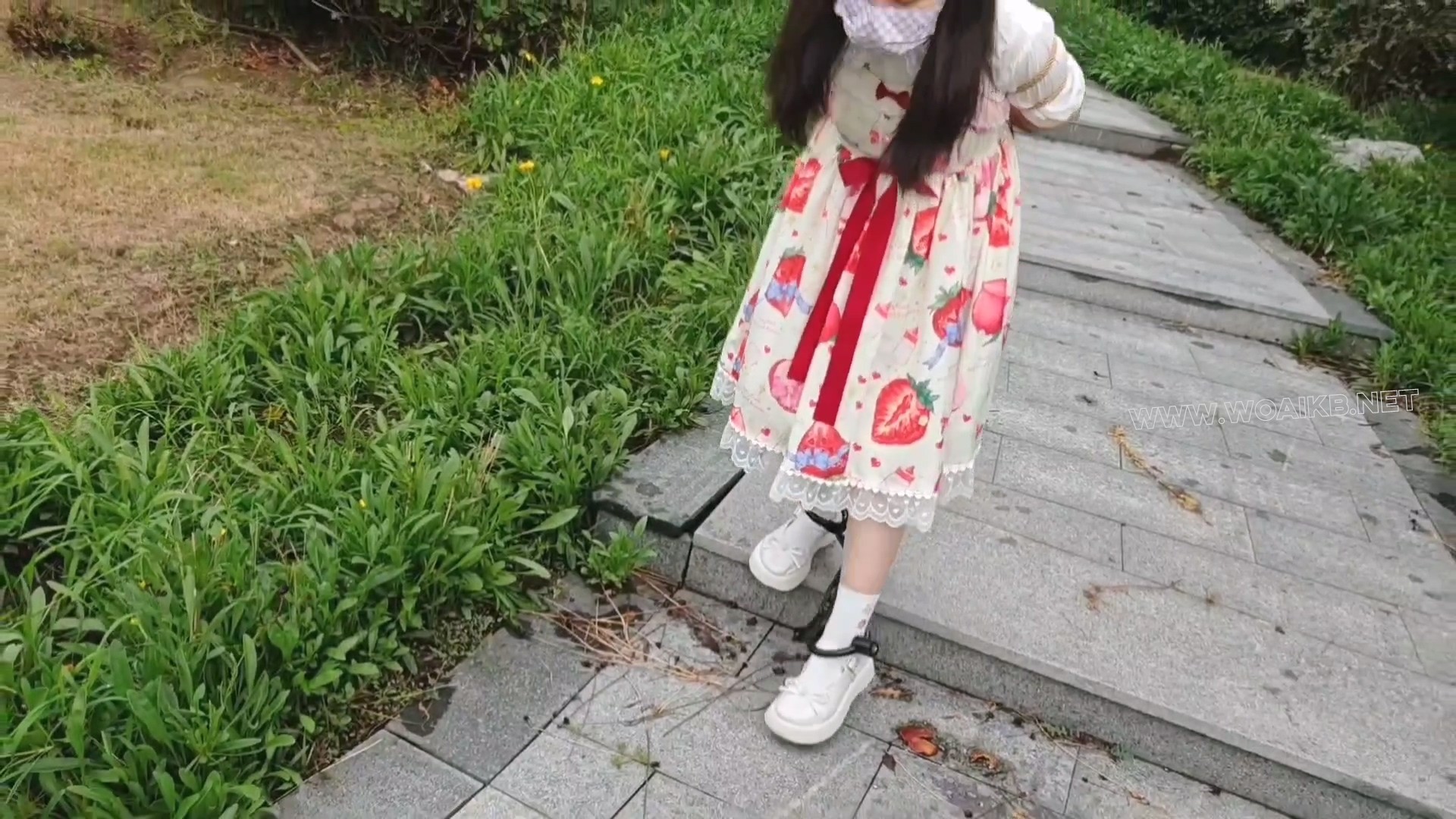 双马尾小萝莉雨天Lolita五花大绑脚镣公园TD调教押解 预览图