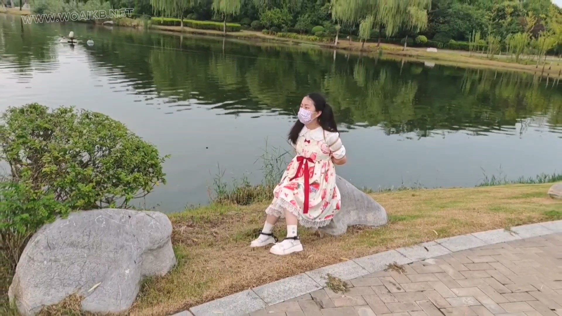 双马尾小萝莉雨天Lolita五花大绑脚镣公园TD调教押解 预览图
