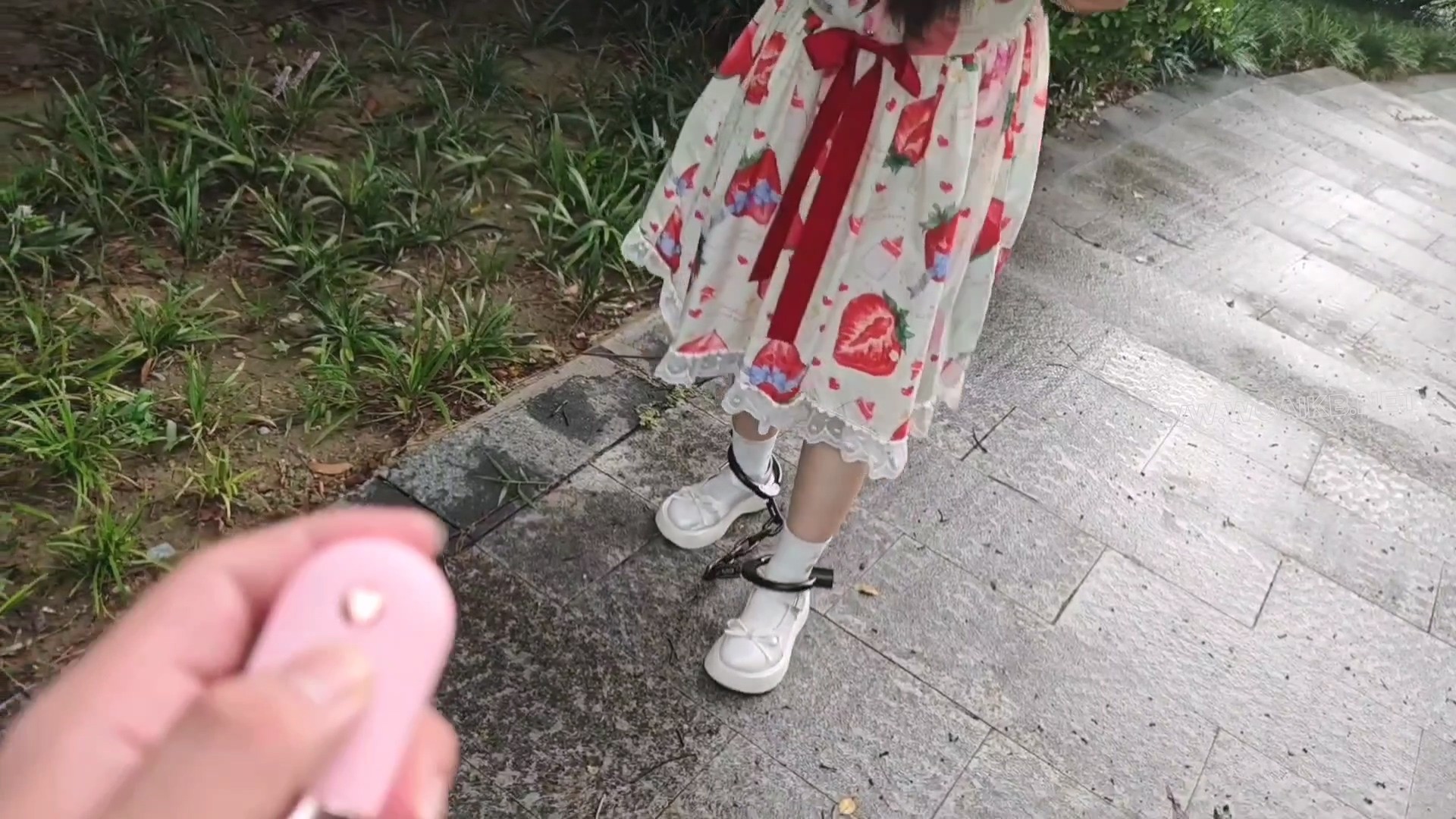 双马尾小萝莉雨天Lolita五花大绑脚镣公园TD调教押解 预览图