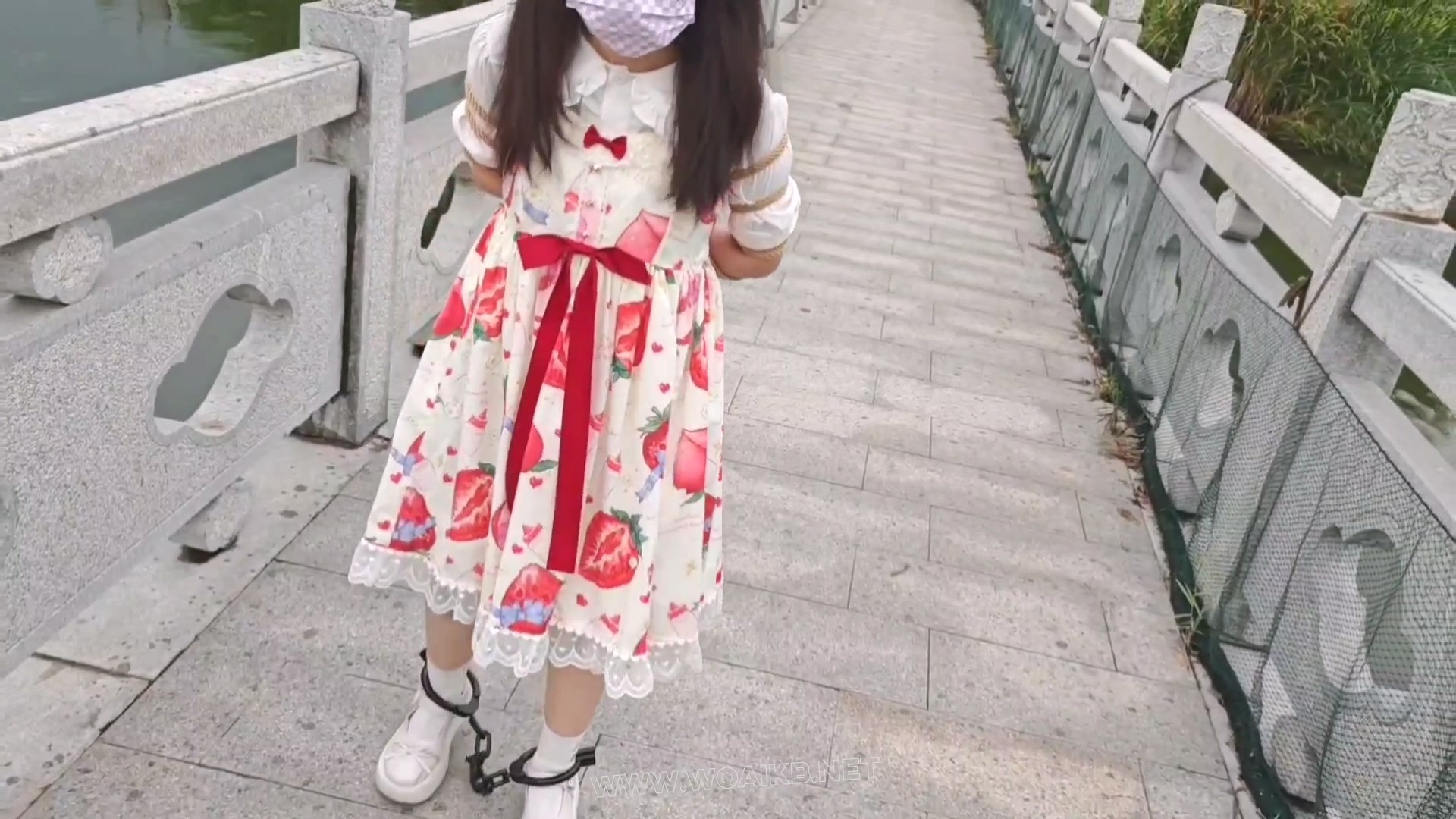 双马尾小萝莉雨天Lolita五花大绑脚镣公园TD调教押解 预览图