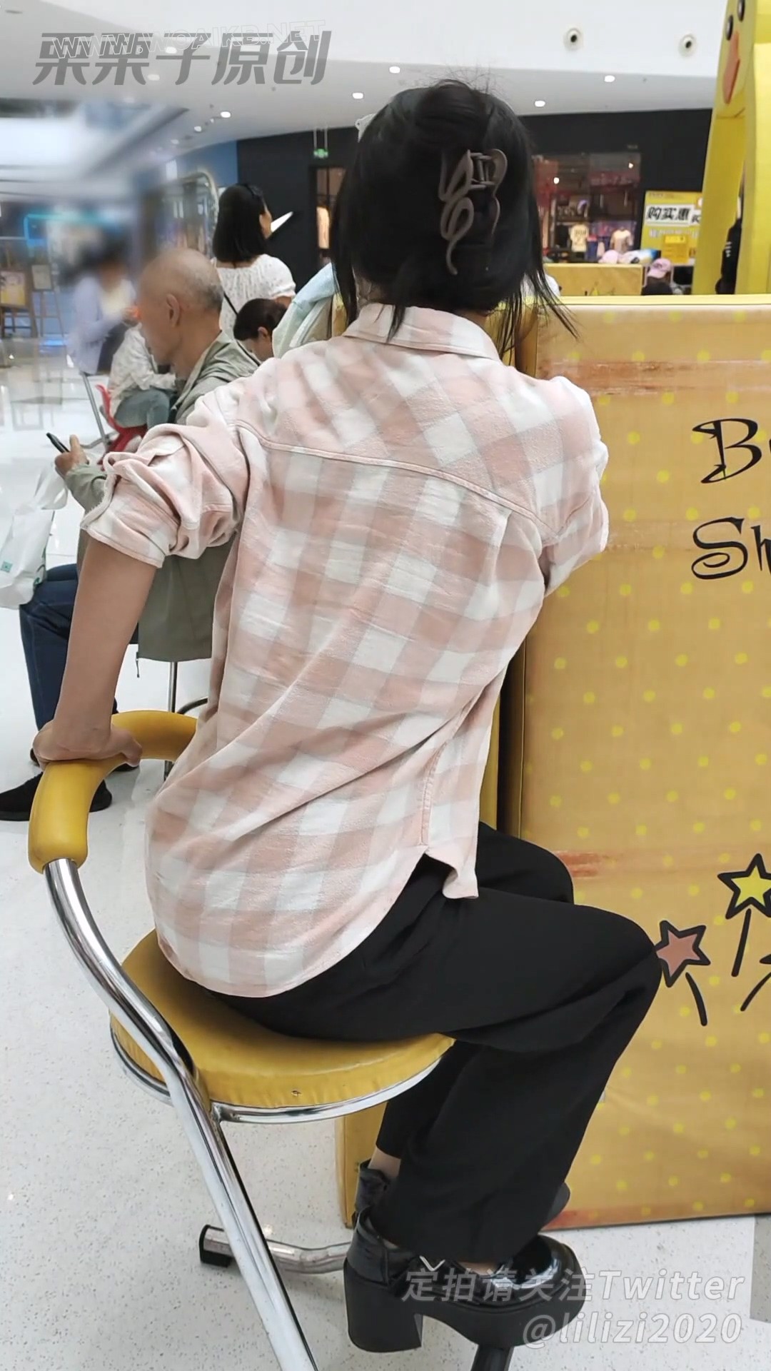 《堕落的邻家妻子 02》 户外调教、商场强高、公共洗手间失禁、假丁丁、肉丝、邻居妻子 预览图
