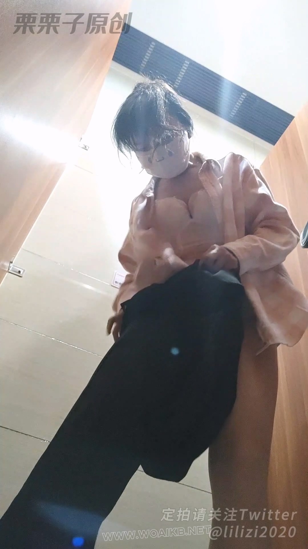 《堕落的邻家妻子 02》 户外调教、商场强高、公共洗手间失禁、假丁丁、肉丝、邻居妻子 预览图
