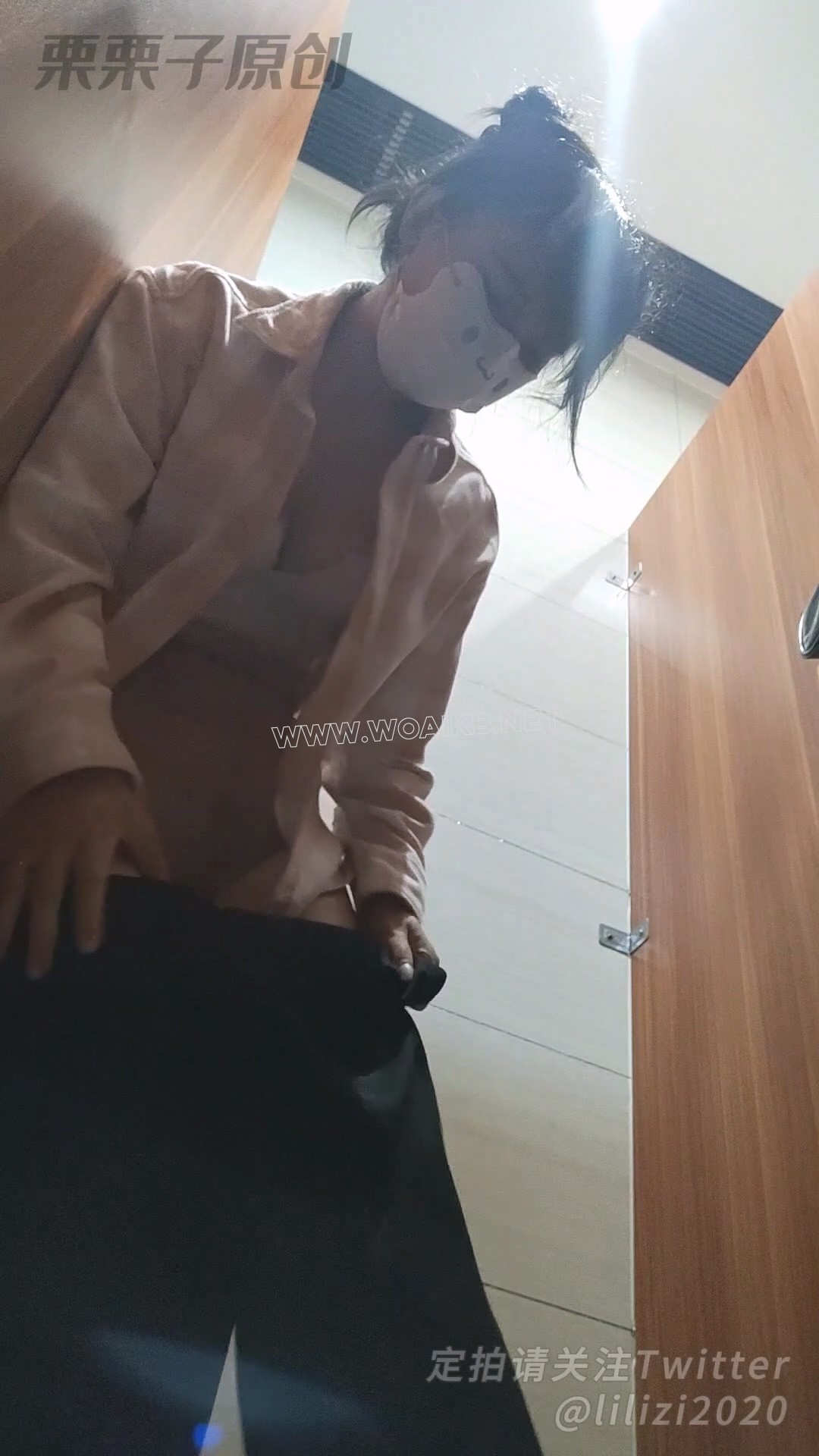 《堕落的邻家妻子 02》 户外调教、商场强高、公共洗手间失禁、假丁丁、肉丝、邻居妻子 预览图