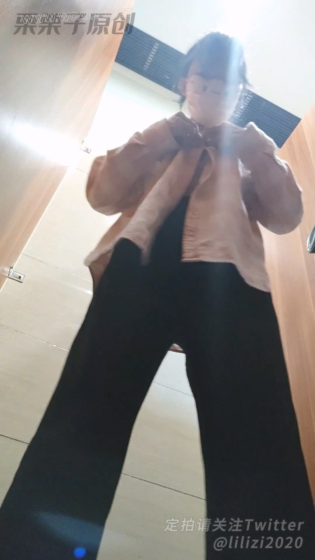 《堕落的邻家妻子 02》 户外调教、商场强高、公共洗手间失禁、假丁丁、肉丝、邻居妻子 预览图