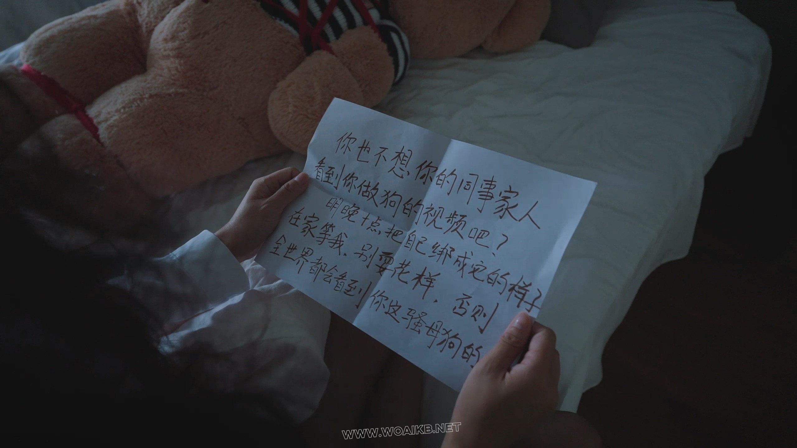 《在劫难逃4》肉肉被出狱的男子威胁，一身OL油亮肉丝+高跟鞋，乖乖捆绑好自己，男 预览图