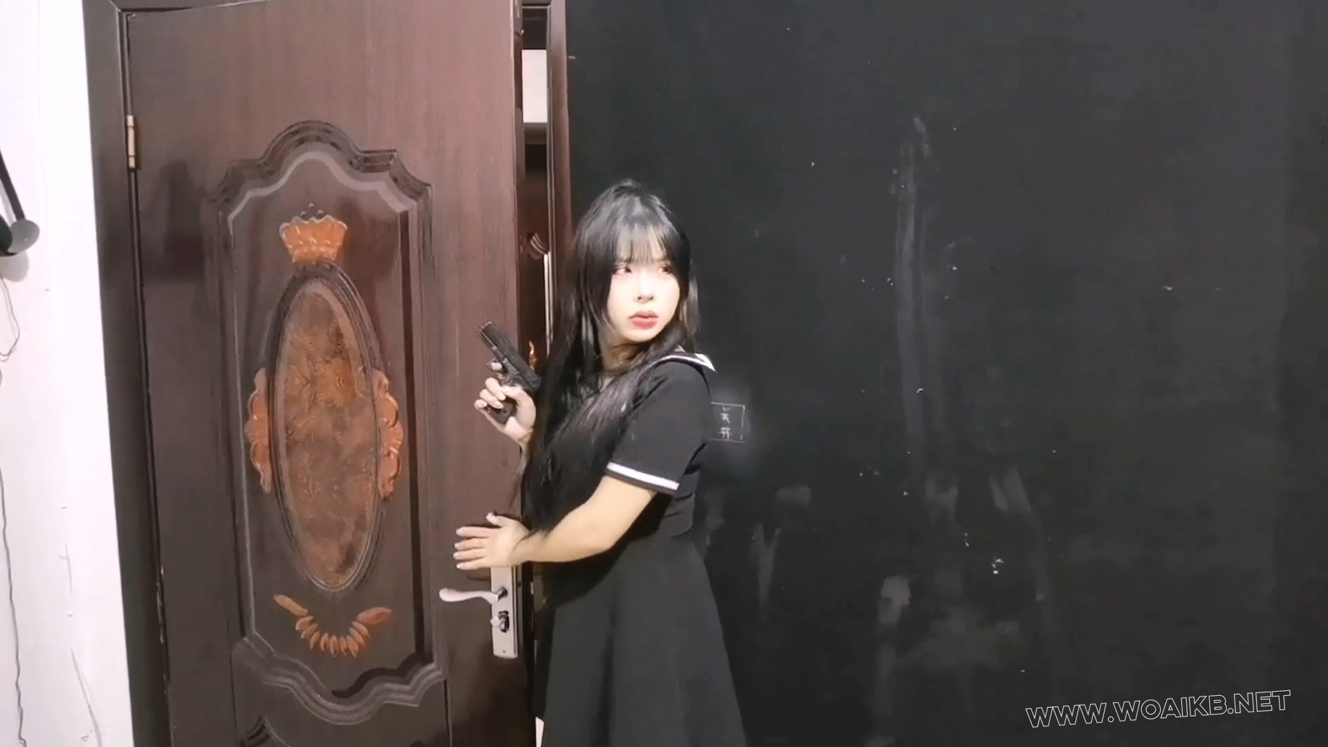 搜查官曼妮去执行任务被虐待狂人从背后一棍子打晕,精彩片段马上开始 封面图