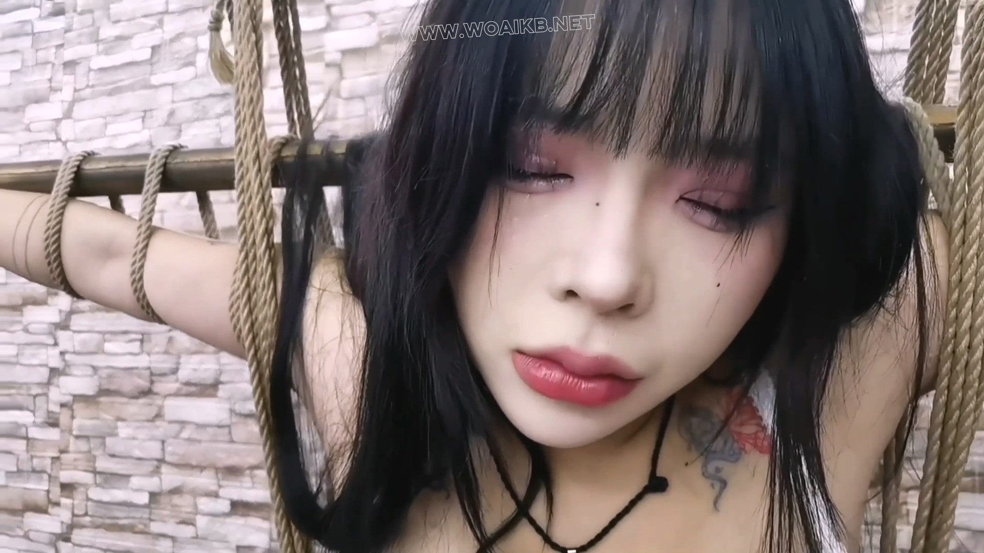 搜查官曼妮去执行任务被虐待狂人从背后一棍子打晕,精彩片段马上开始 预览图
