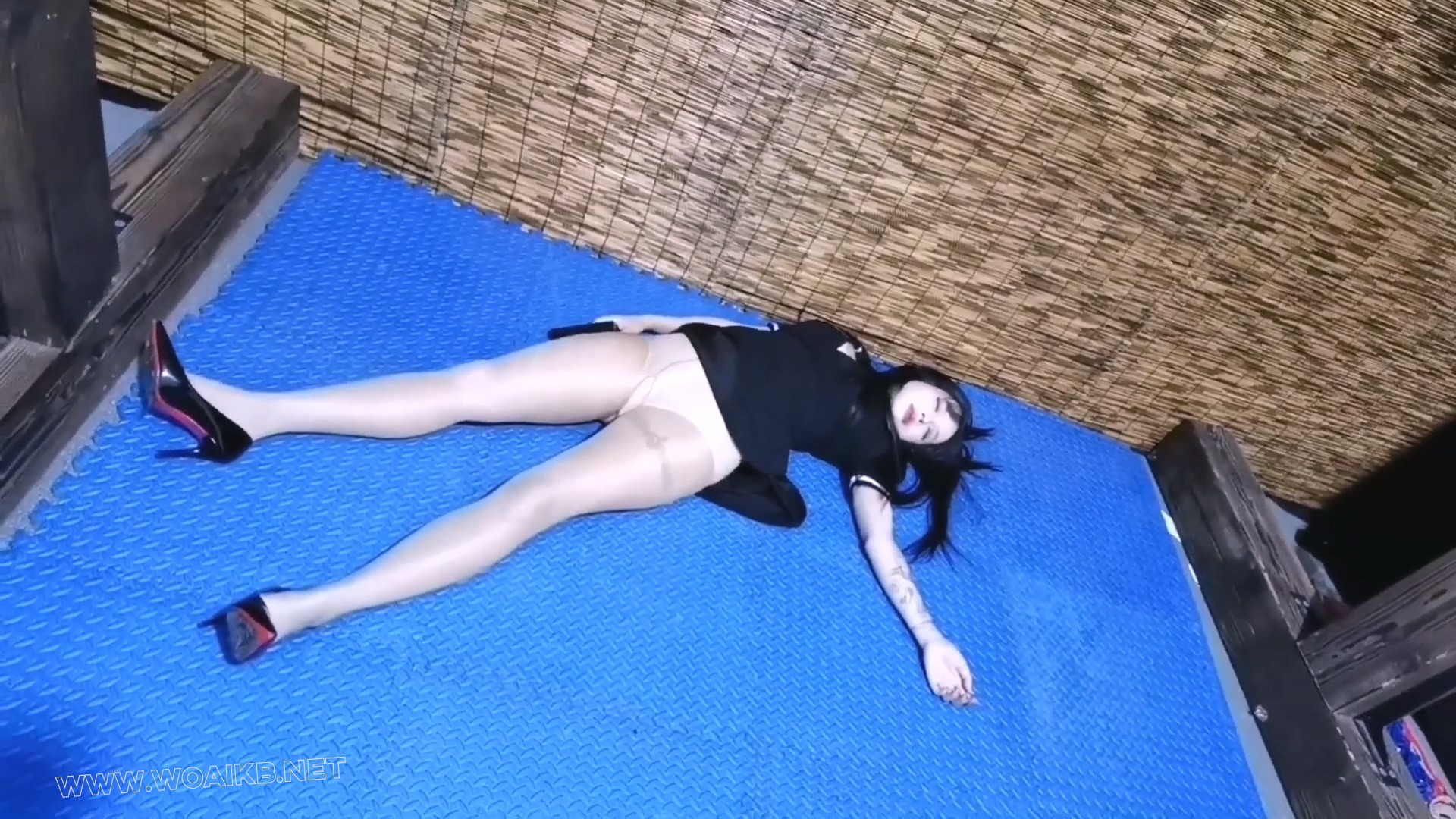 搜查官曼妮去执行任务被虐待狂人从背后一棍子打晕,精彩片段马上开始 预览图