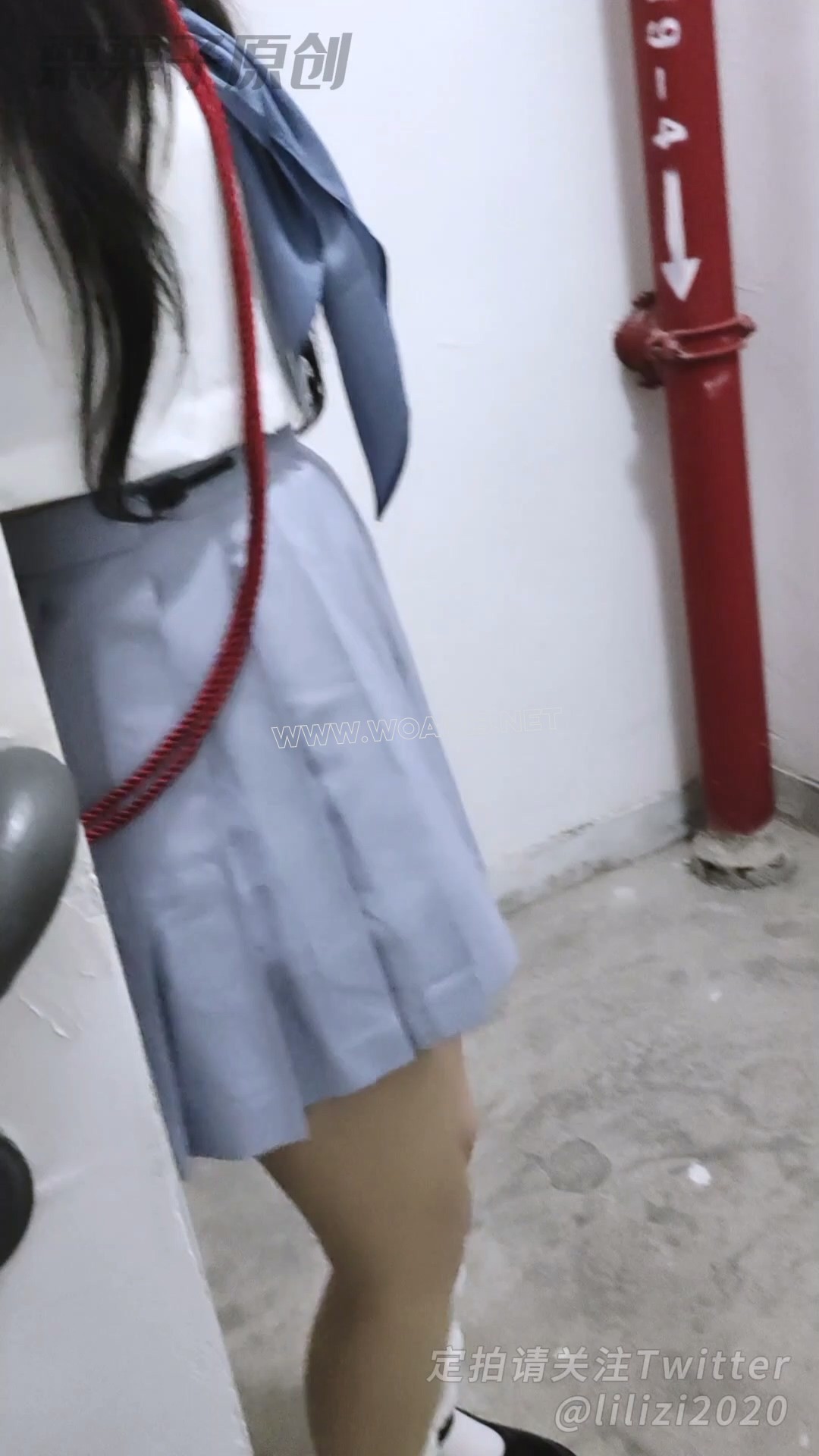 《沦为玩具的双马尾小M 04》 龟甲缚、快乐蛋调教、户外调教、楼梯间强高、楼梯间失 预览图
