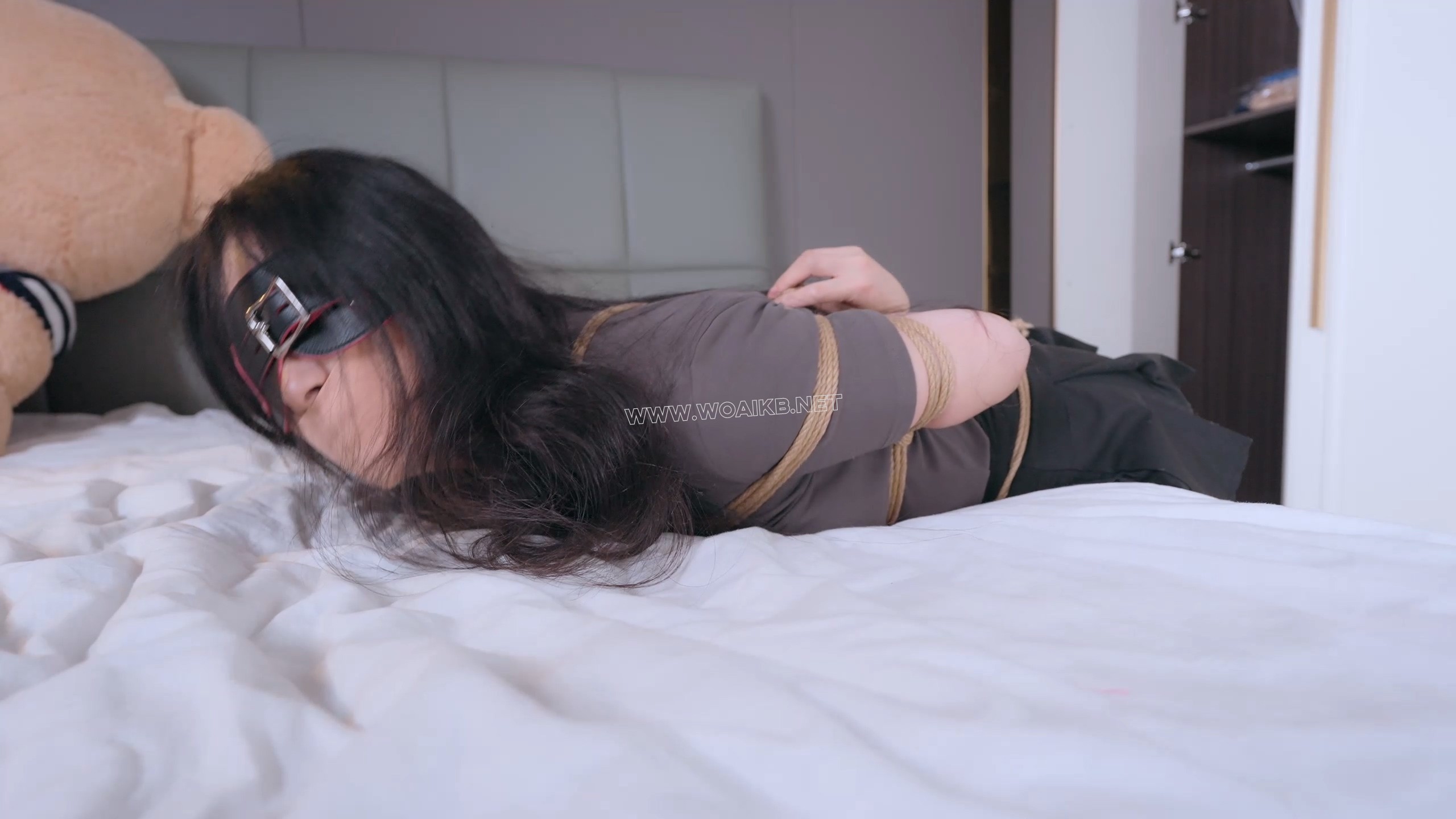 《S女王改造计划Ⅴ》女王被麻绳紧缚放入衣柜，油亮肉丝包裹双腿，漆皮长靴高跟让她 预览图