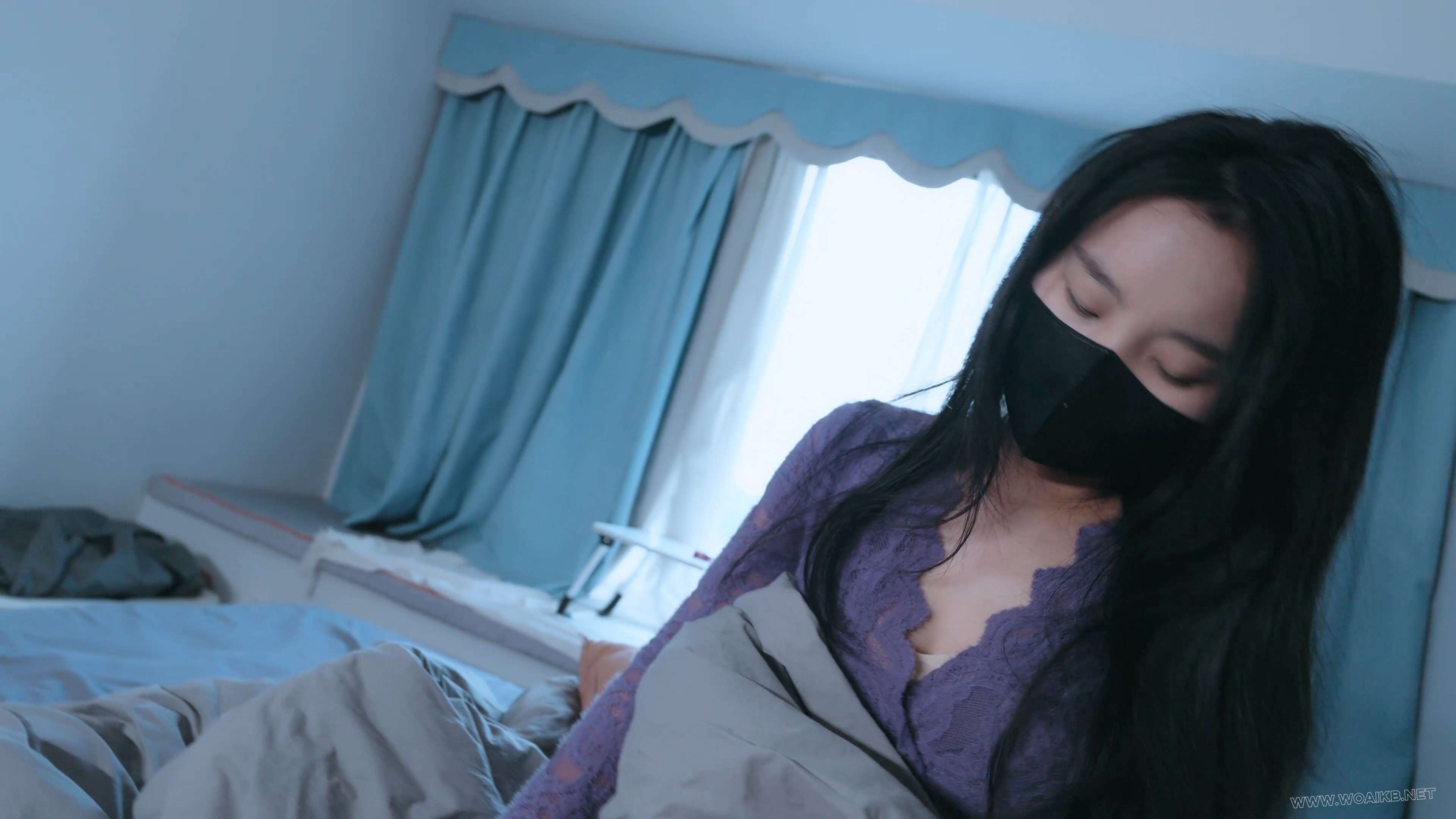 老板让美女准备了很多食物招待客户，却被放了鸽子，一气之下美女穿着高跟鞋踩踏包 预览图