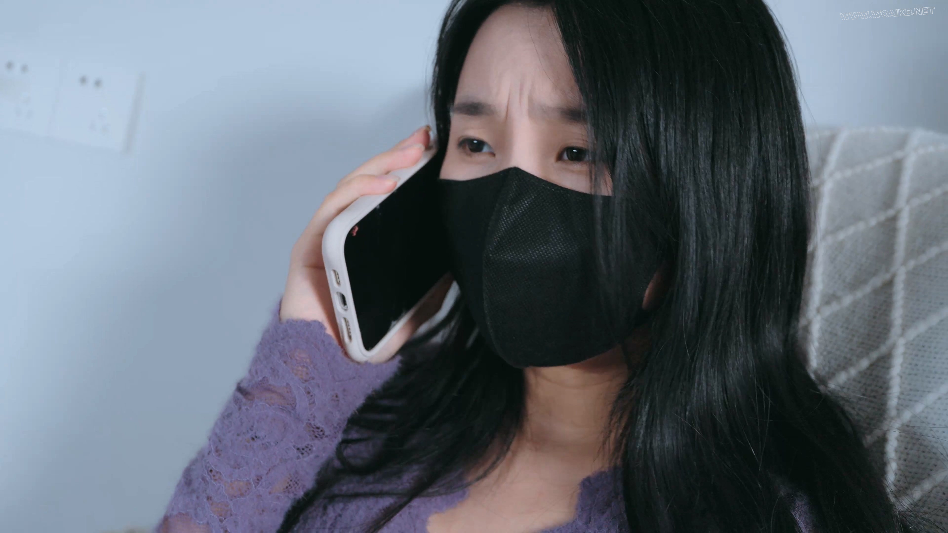 老板让美女准备了很多食物招待客户，却被放了鸽子，一气之下美女穿着高跟鞋踩踏包 预览图