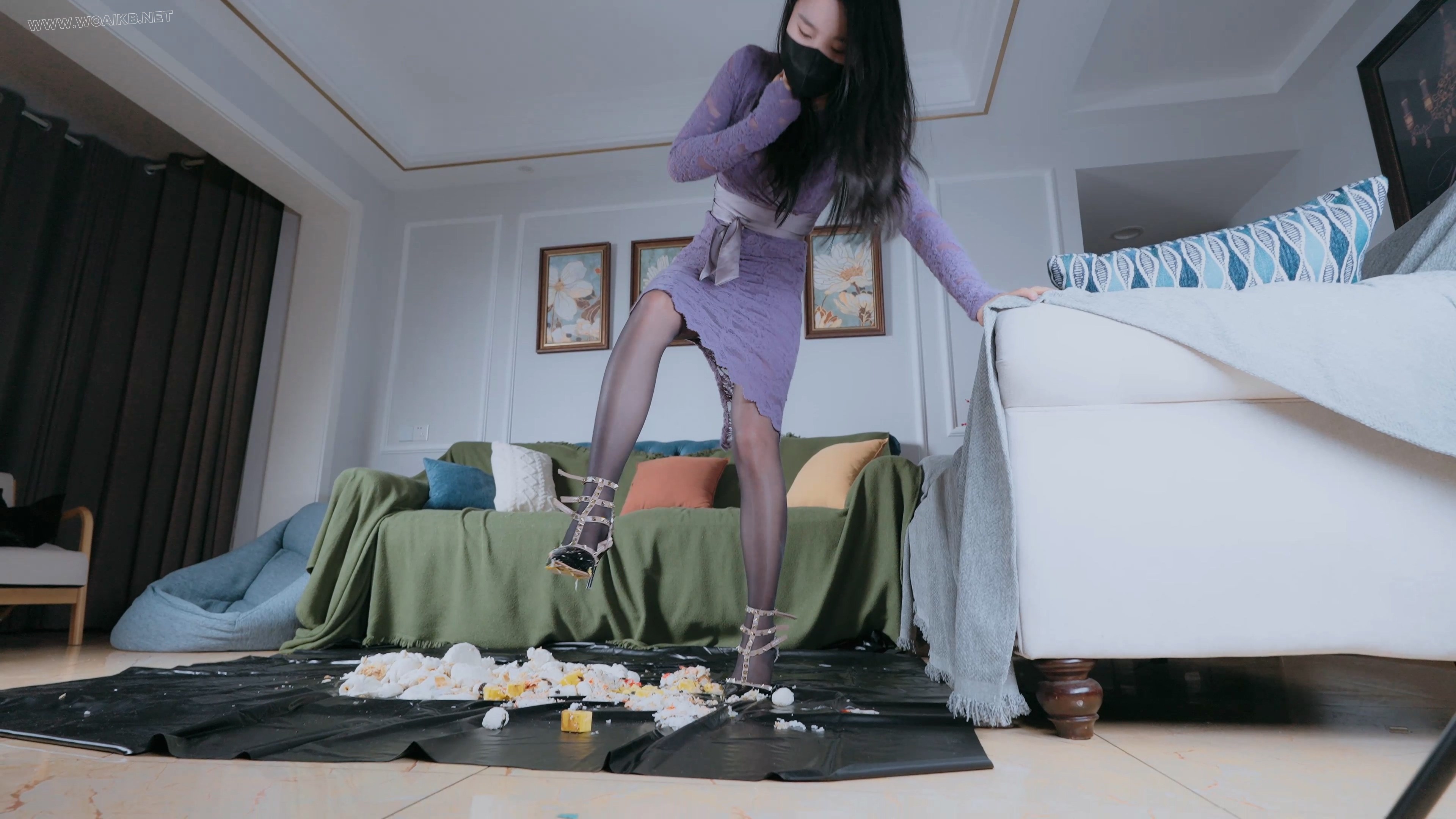 老板让美女准备了很多食物招待客户，却被放了鸽子，一气之下美女穿着高跟鞋踩踏包 预览图