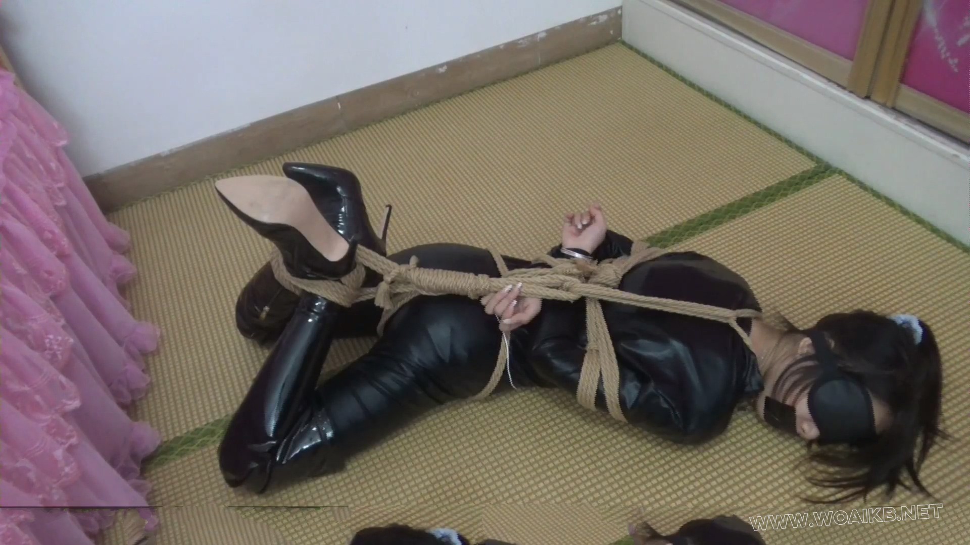 【琳媚】长靴皮衣女侠脱缚挑战【下】身段极品 高马尾皮衣反差极大 TD+长靴和超紧捆 预览图