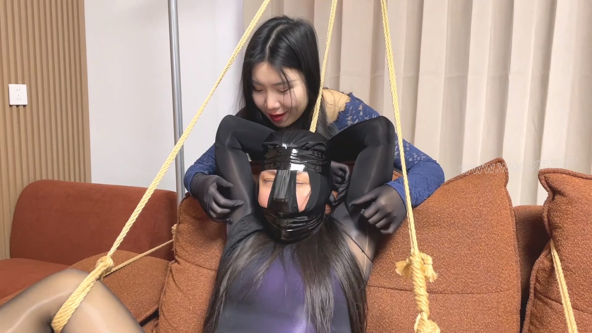 丝袜小偷与女主人的气味责放置调教 预览图