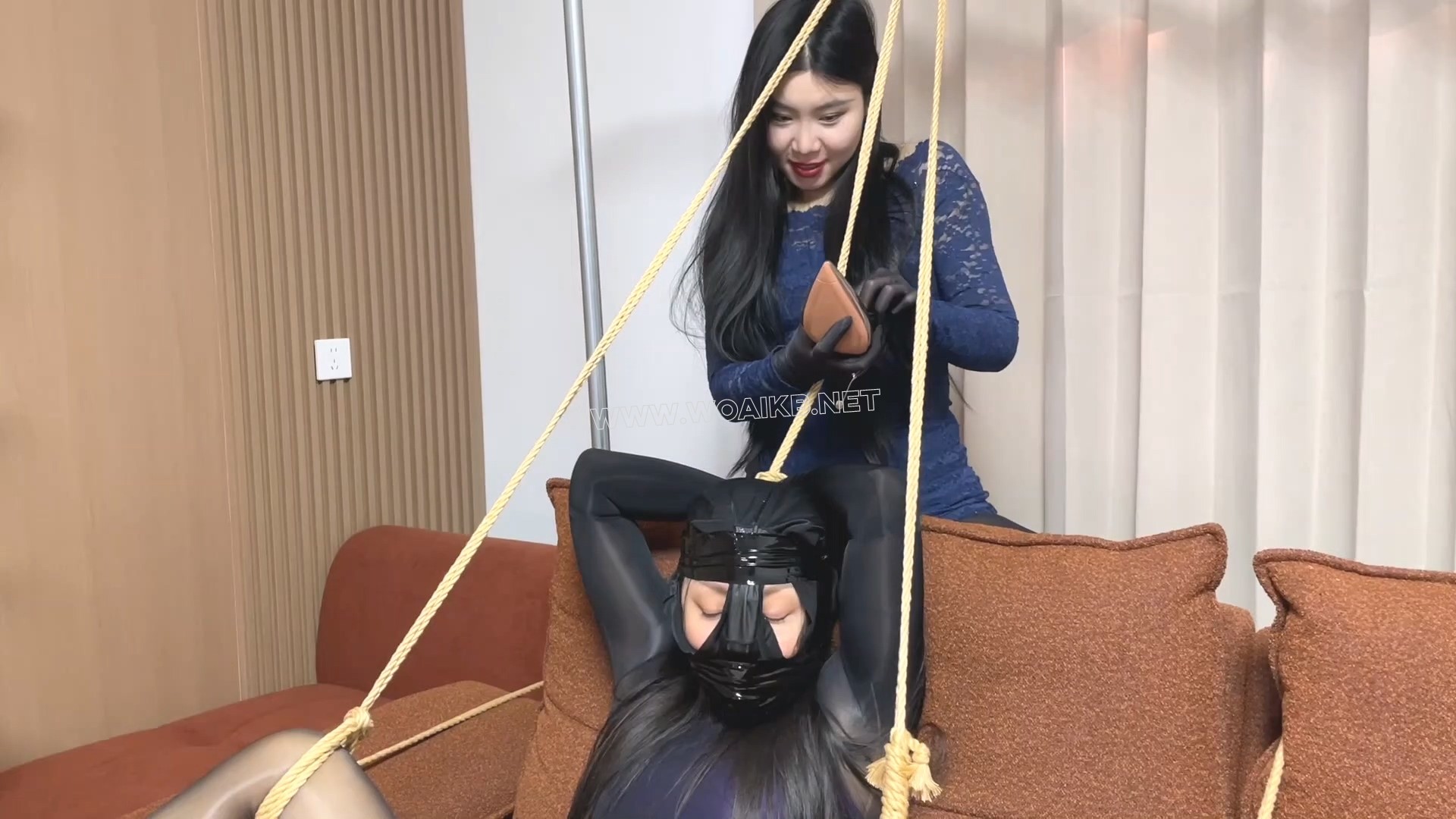 丝袜小偷与女主人的气味责放置调教 预览图