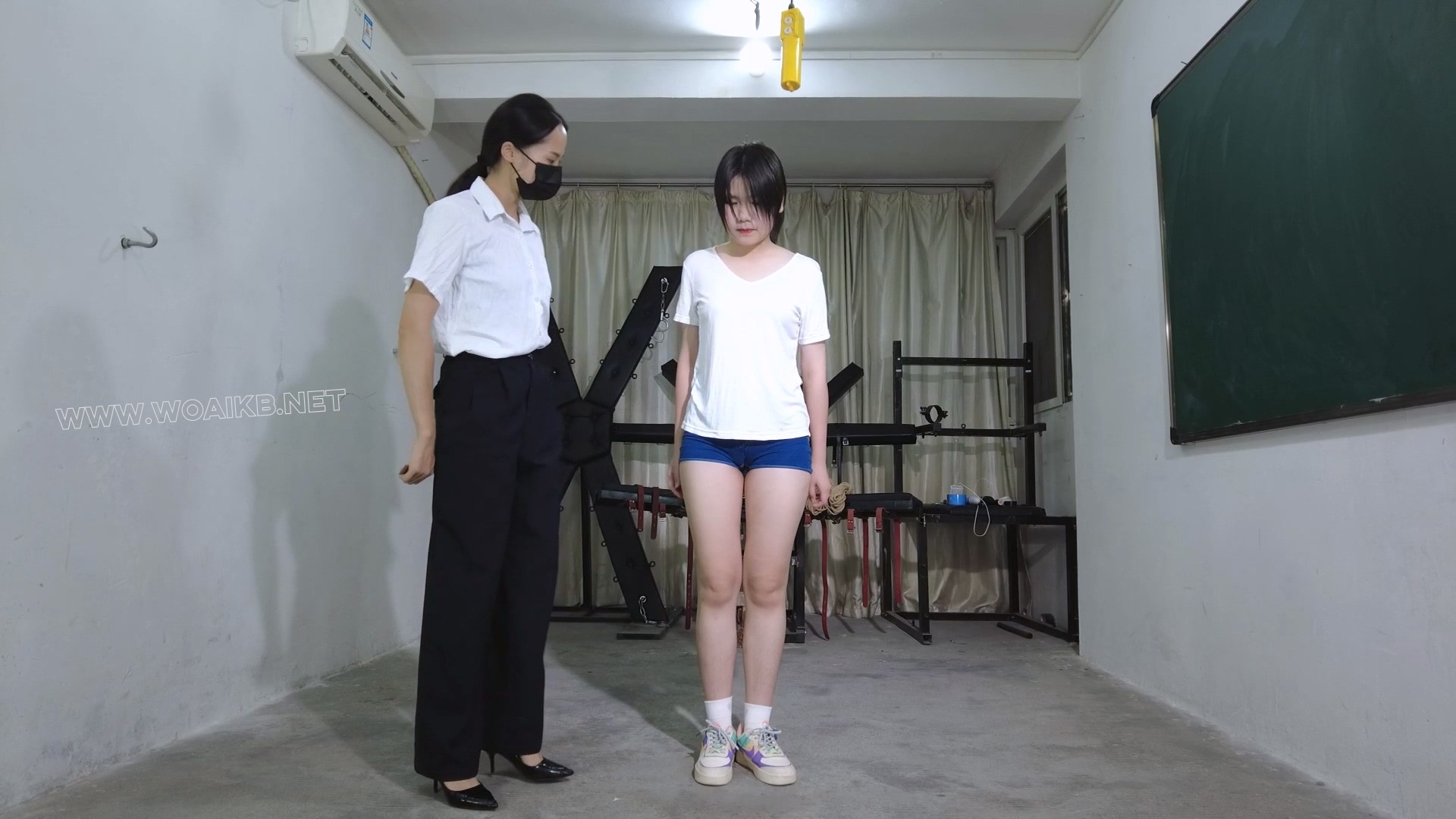 新模首发19岁在校女学生周末兼职！大尺度胶带乳贴棒棒跳D羞耻强G狂挠白袜脚心！蹲 预览图