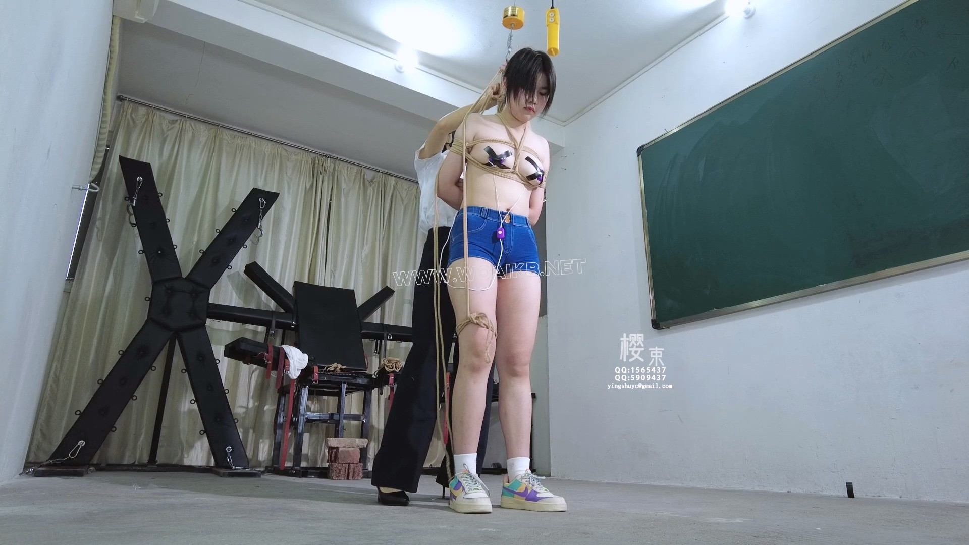 新模首发19岁在校女学生周末兼职！大尺度胶带乳贴棒棒跳D羞耻强G狂挠白袜脚心！蹲 预览图