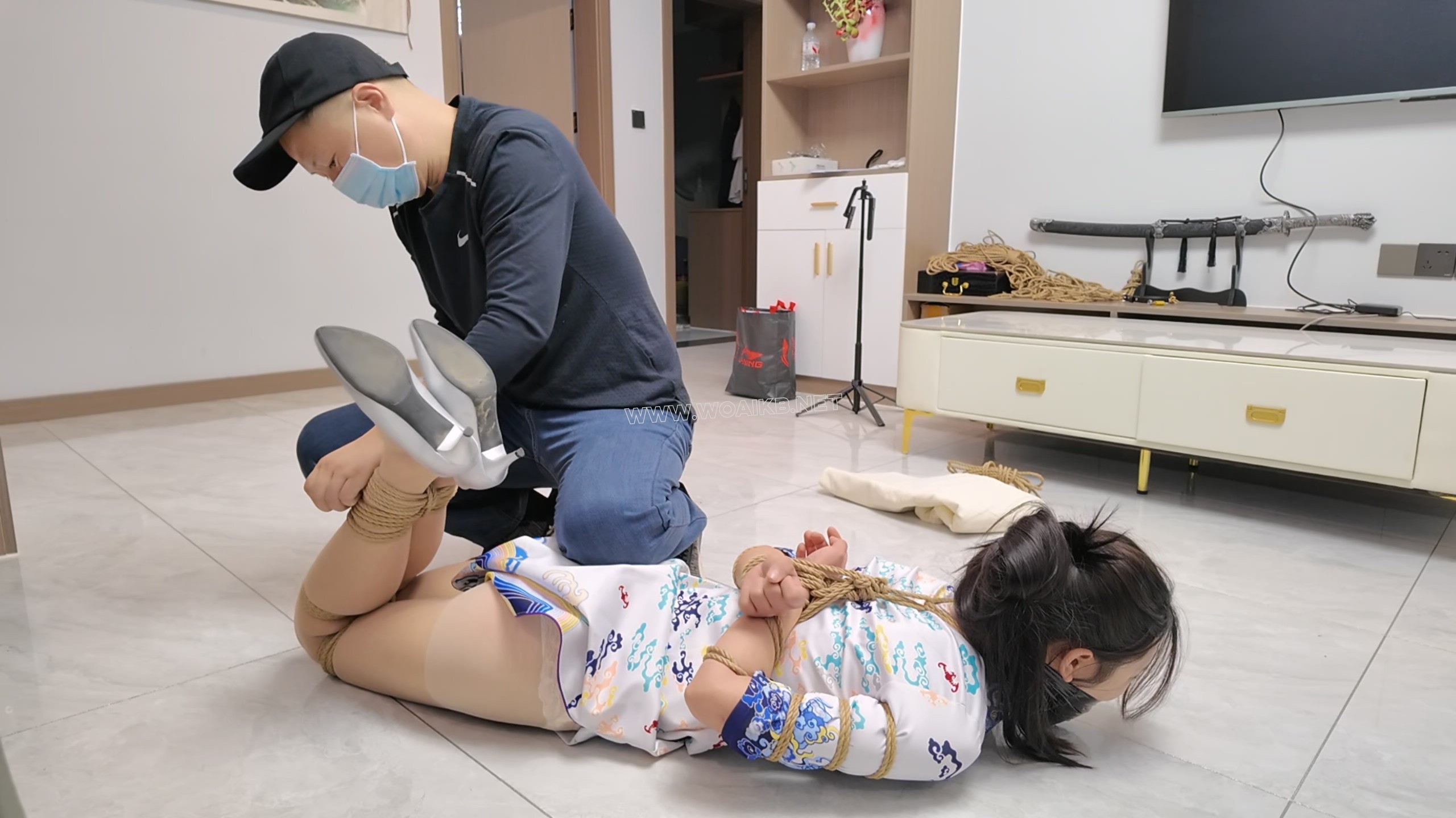 空姐惊魂 制服空姐十一地下车库遭劫 惊心追逐+惨遭贩卖 预览图