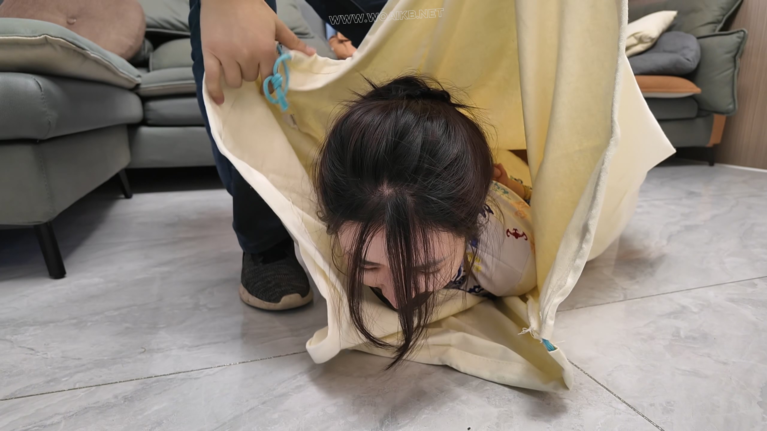 空姐惊魂 制服空姐十一地下车库遭劫 惊心追逐+惨遭贩卖 预览图