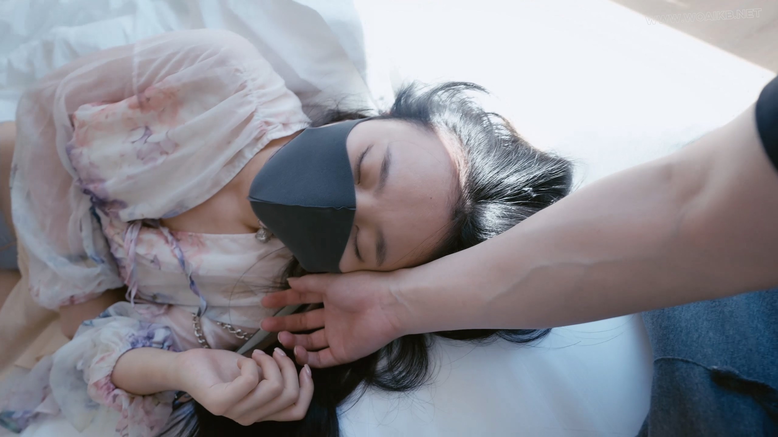 【悠米】《欲望游戏 终》由一封匿名的“邀请函”邀请模特去往叫绳秘山庄的地方。 预览图