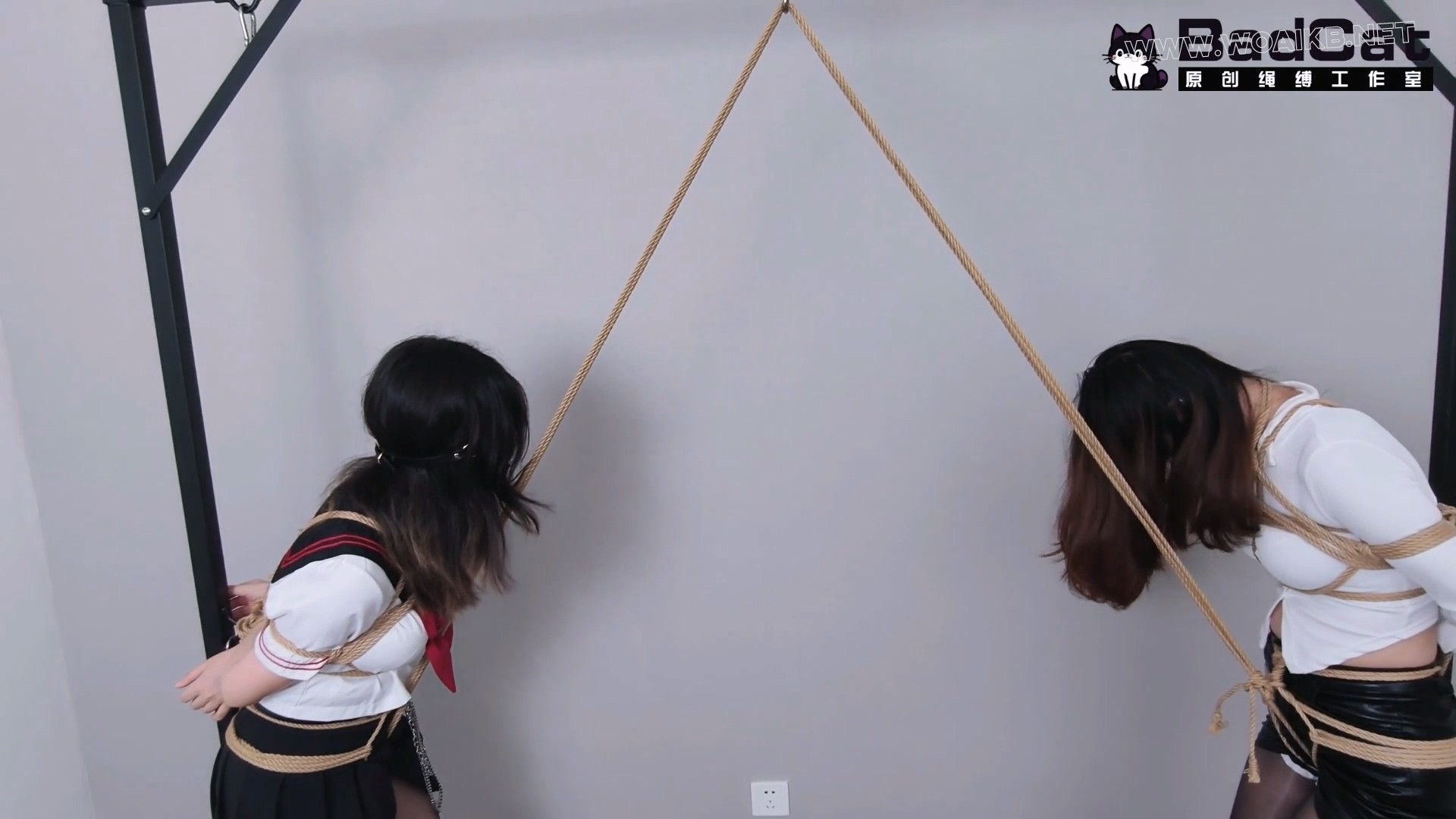 【绝色双女小偷被业主抓住 被迫在龙门架上股绳拔河】双人放置 挣扎 股绳拔河 紧缚 预览图