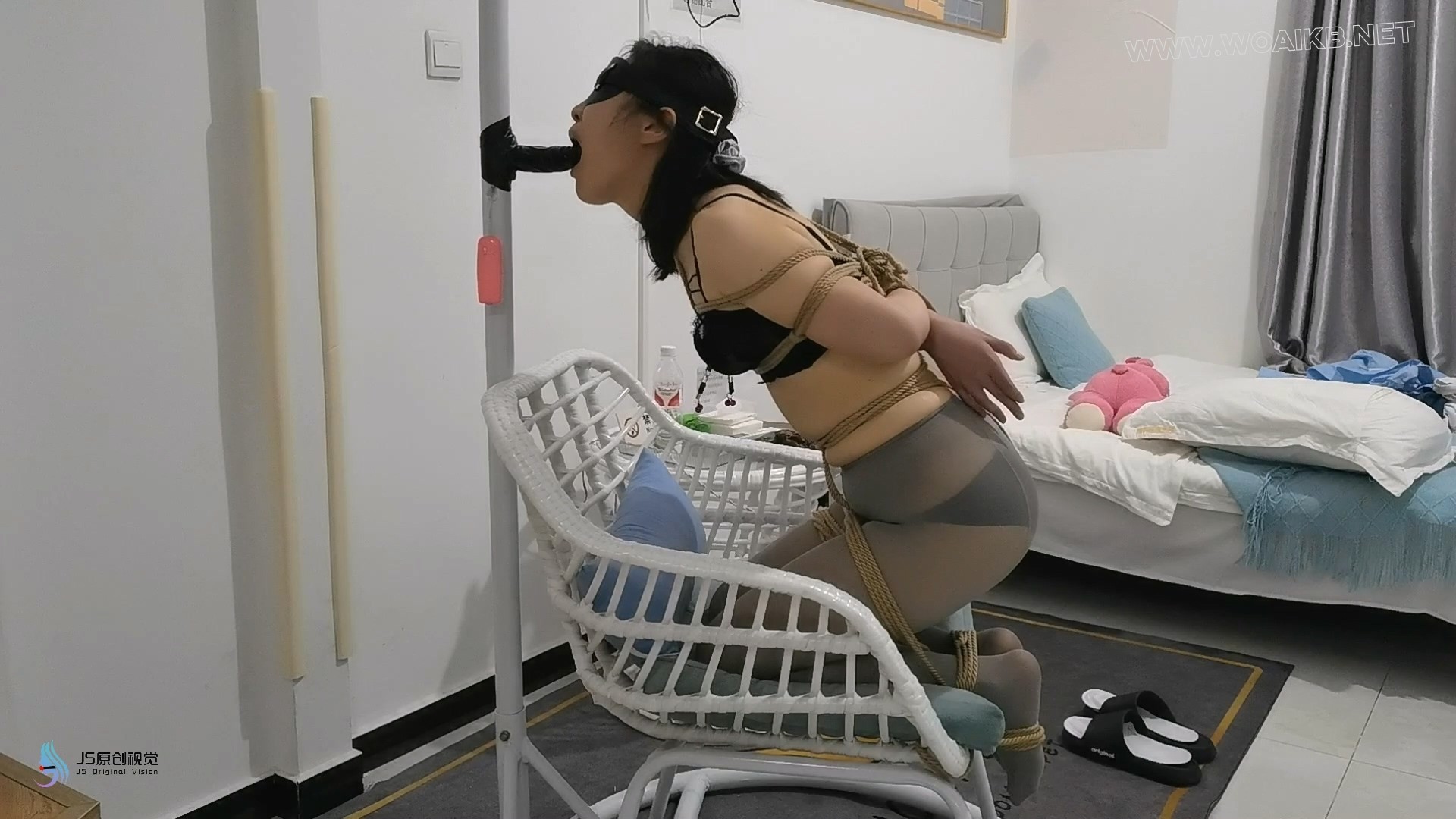 【欢娜】《绑架女医生》下-跪绑内衣原味堵嘴丝袜套头乳夹口罩棒棒刺激假杨口胶训练 预览图