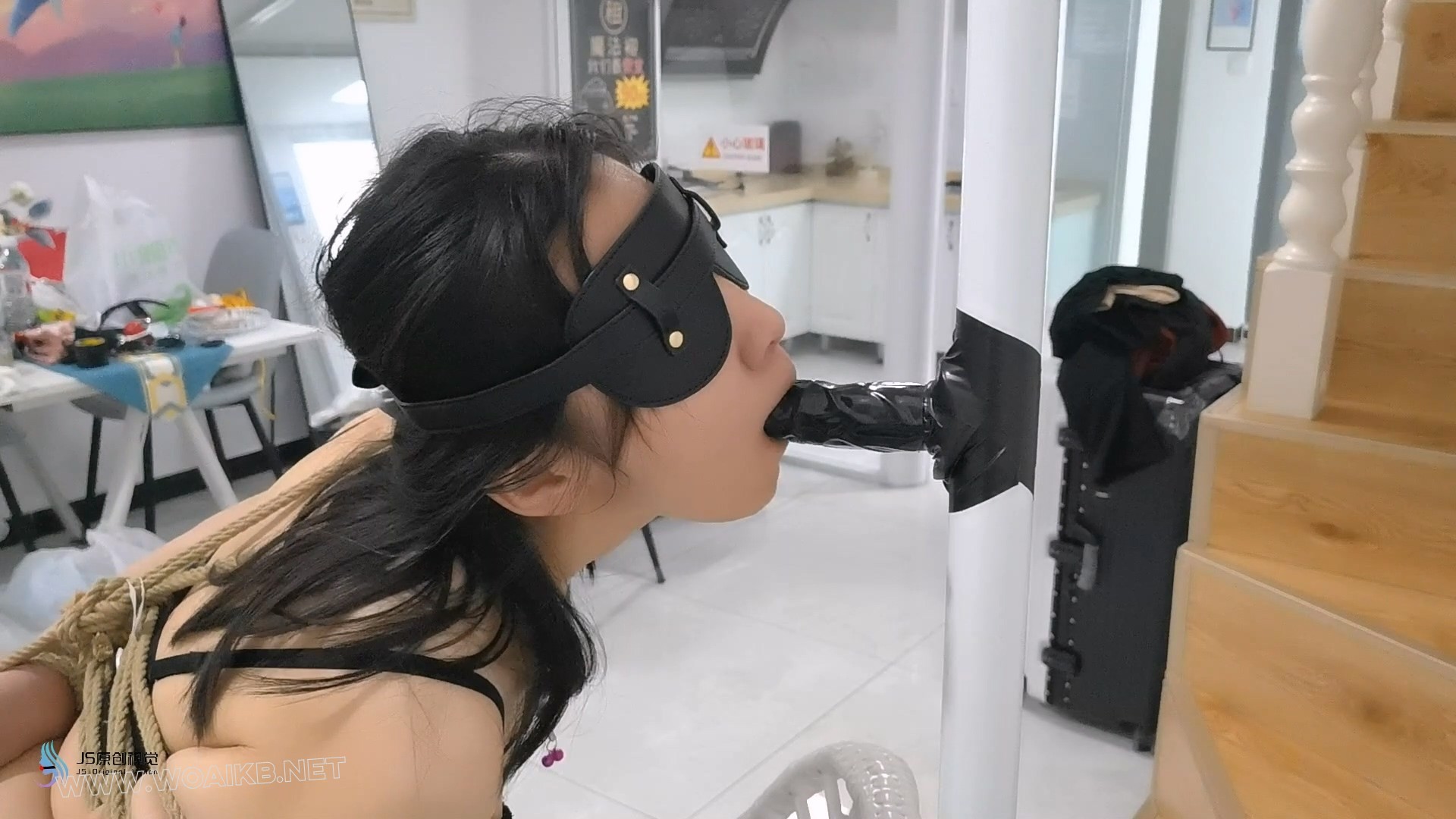 【欢娜】《绑架女医生》下-跪绑内衣原味堵嘴丝袜套头乳夹口罩棒棒刺激假杨口胶训练 预览图