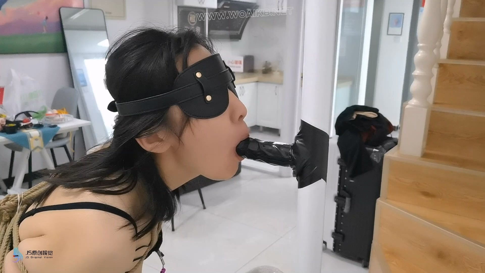 【欢娜】《绑架女医生》下-跪绑内衣原味堵嘴丝袜套头乳夹口罩棒棒刺激假杨口胶训练 预览图