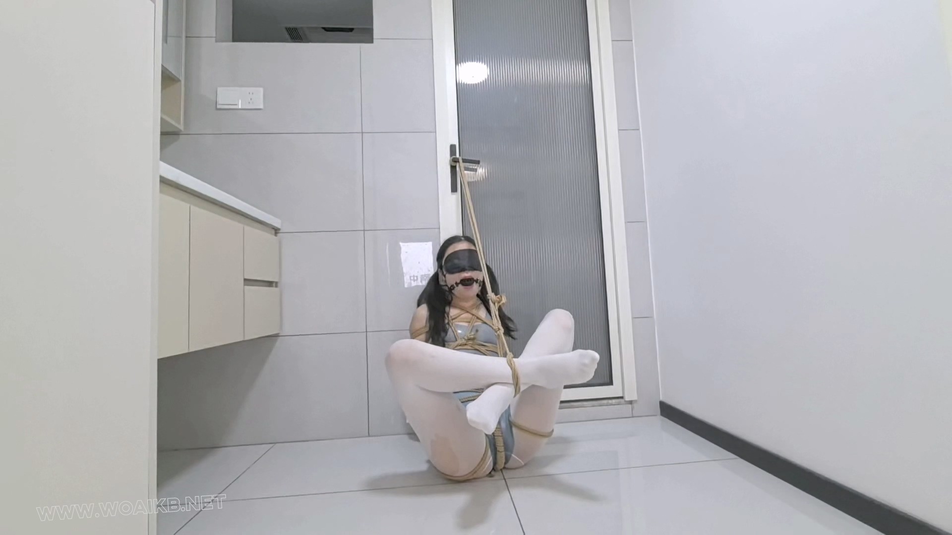 【FXX-SmJing】AI控制入体TD无间断高巢 我甚至不知道她是什么时候尿的 乳胶死库水 预览图