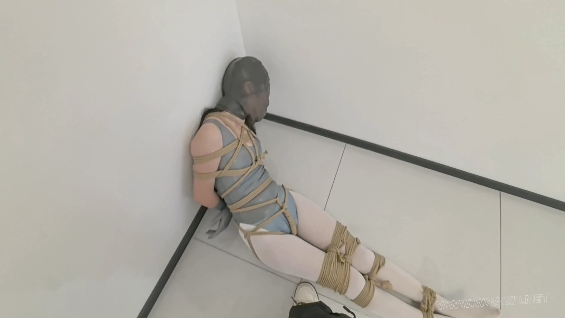 【FXX-SmJing】AI控制入体TD无间断高巢 我甚至不知道她是什么时候尿的 乳胶死库水 预览图