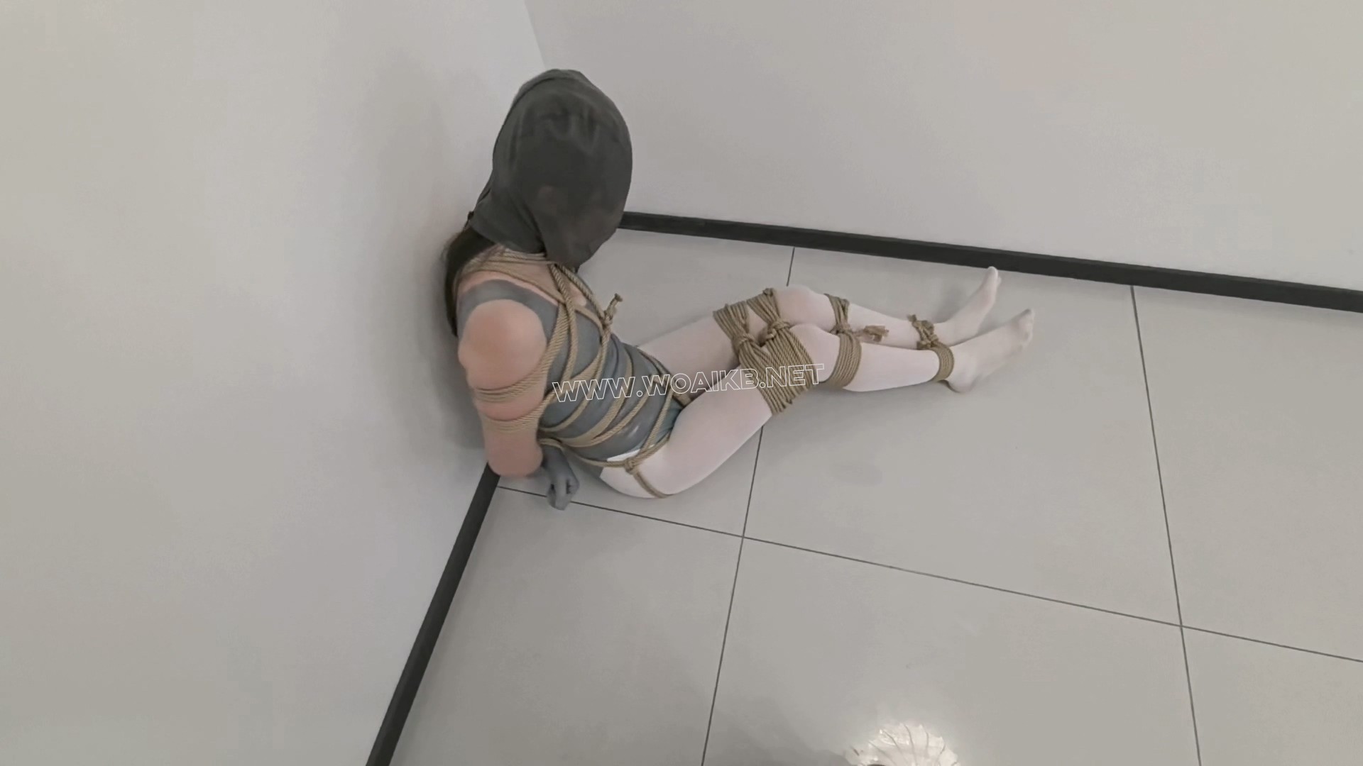 【FXX-SmJing】AI控制入体TD无间断高巢 我甚至不知道她是什么时候尿的 乳胶死库水 预览图