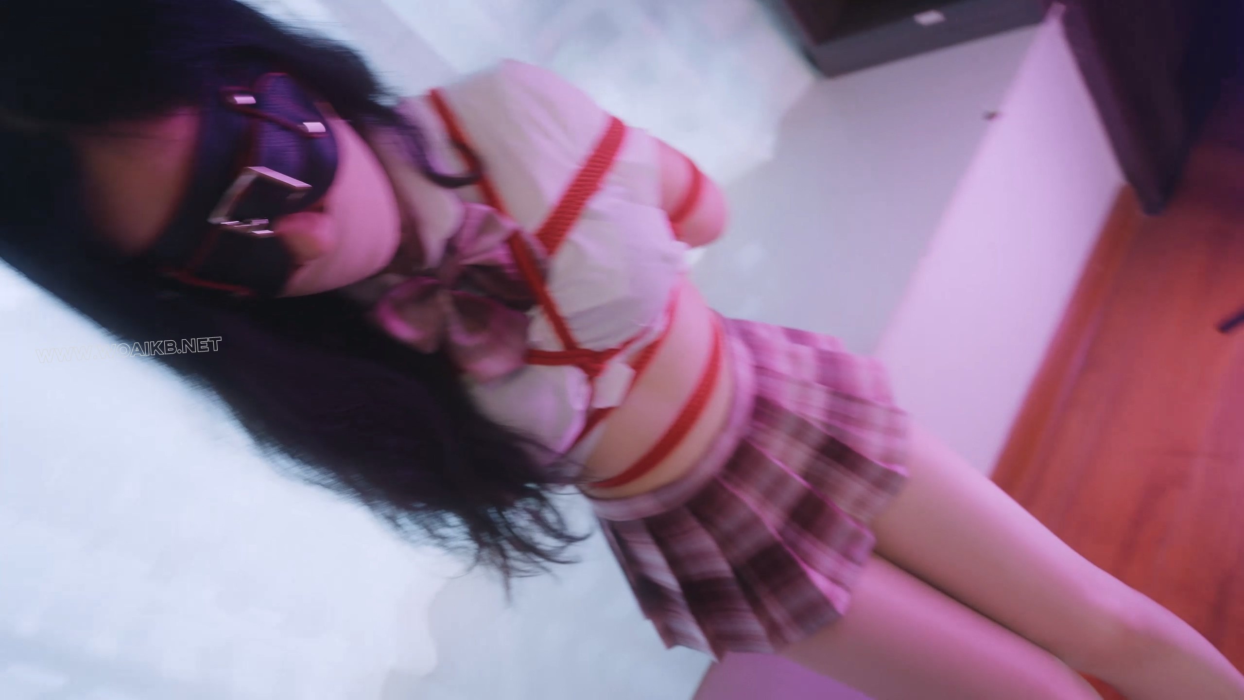 《姐姐的私人癖好》她换上JK丝袜，麻绳绑好自己。我扣上她脖颈项圈的链子，拉着她 预览图