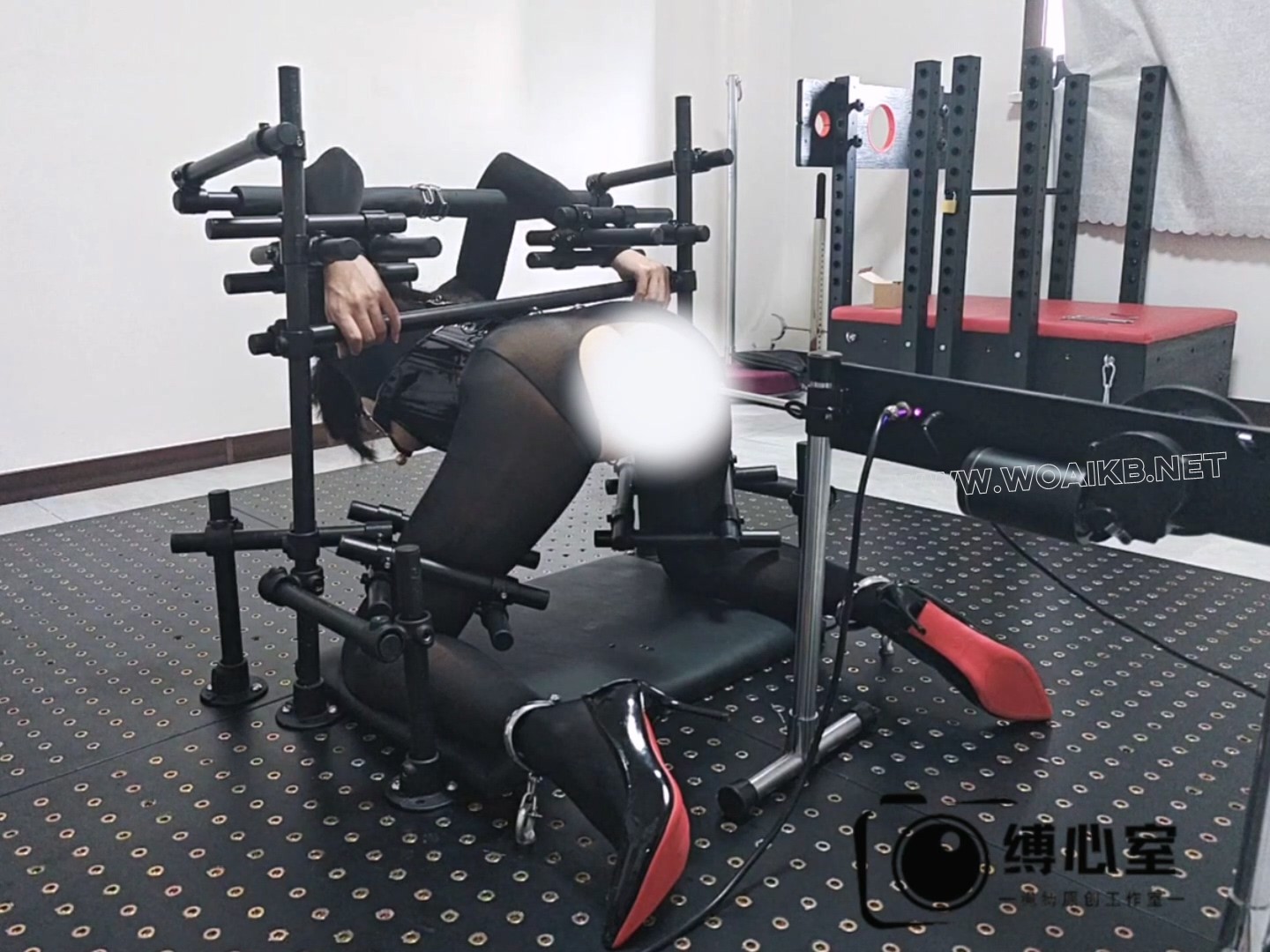 油光黑丝女特工被俘记！大型拘束架伺候，修长美腿完美身材，炮机+AV棒折磨，完全无 预览图