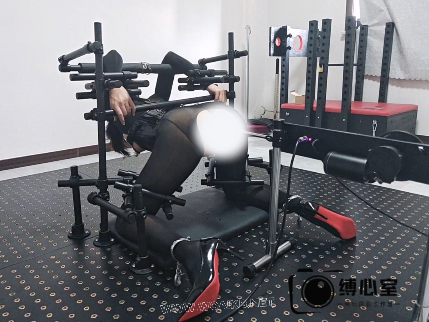 油光黑丝女特工被俘记！大型拘束架伺候，修长美腿完美身材，炮机+AV棒折磨，完全无 预览图
