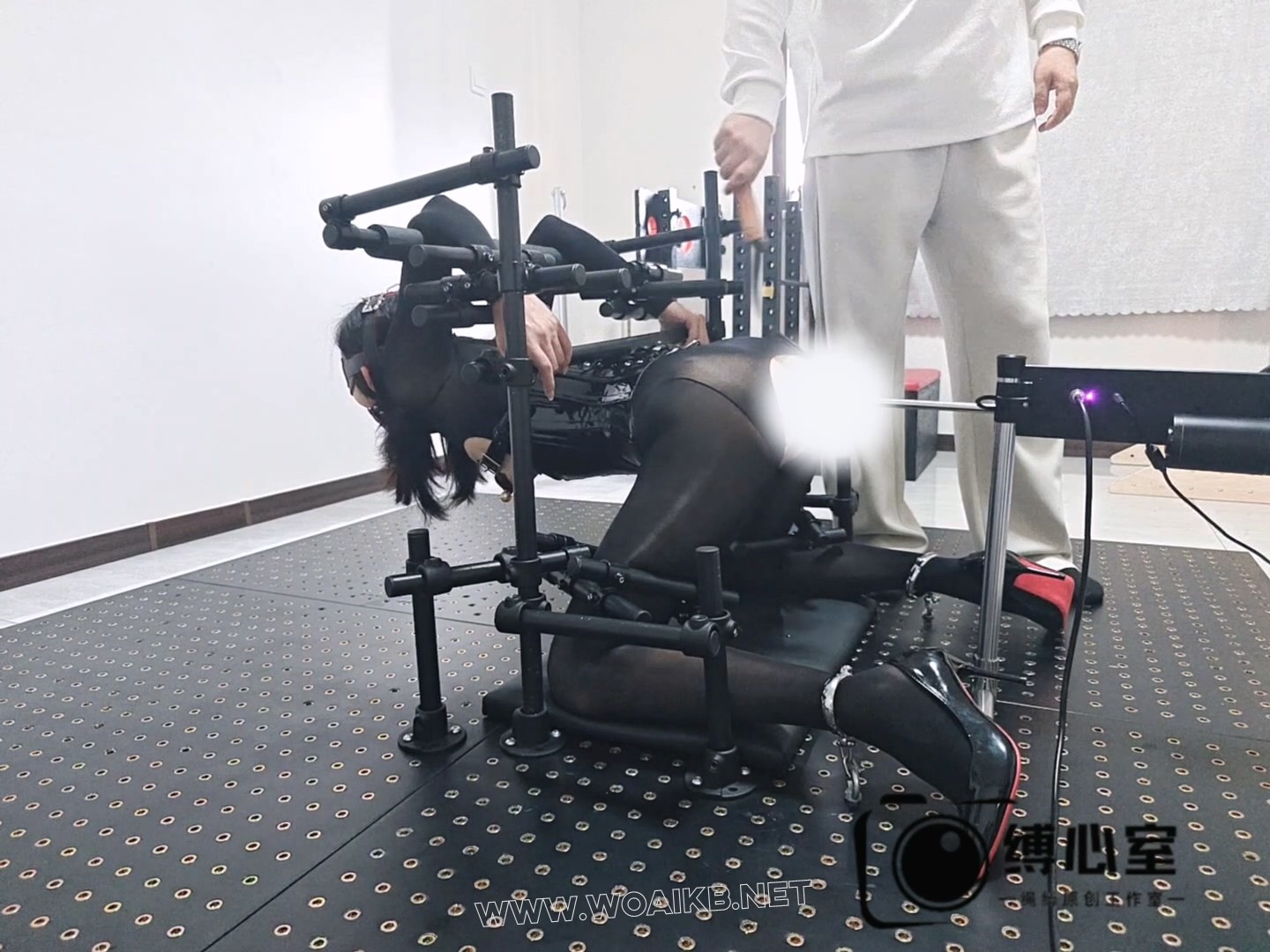 油光黑丝女特工被俘记！大型拘束架伺候，修长美腿完美身材，炮机+AV棒折磨，完全无 预览图