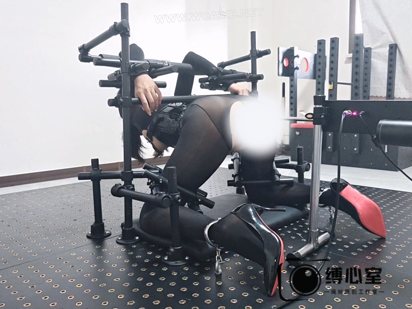 油光黑丝女特工被俘记！大型拘束架伺候，修长美腿完美身材，炮机+AV棒折磨，完全无 预览图