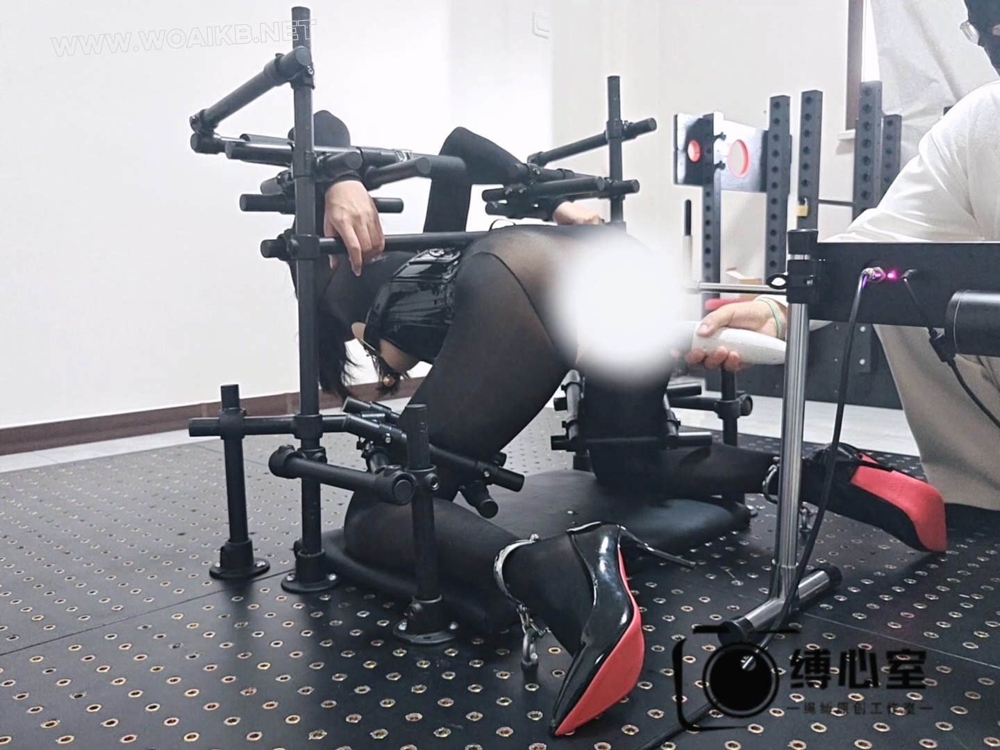 油光黑丝女特工被俘记！大型拘束架伺候，修长美腿完美身材，炮机+AV棒折磨，完全无 预览图