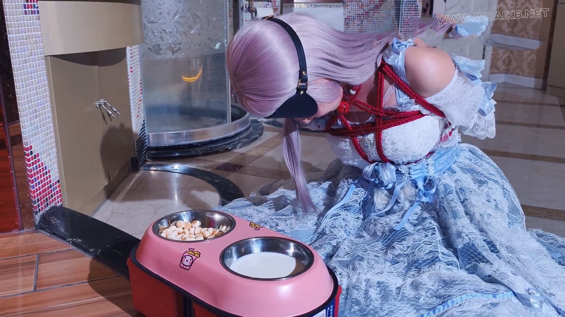 【洛丽塔猫娘被逼迫舔食狗盆里的食物和牛奶 外加舔香蕉】（从宠物店真实购入狗盆 预览图