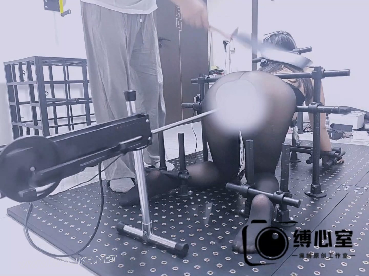 黑丝小美女的拘束架体验，三种姿势超长时长，炮机+郊狼+AV棒折磨，郊狼直接开到100 预览图