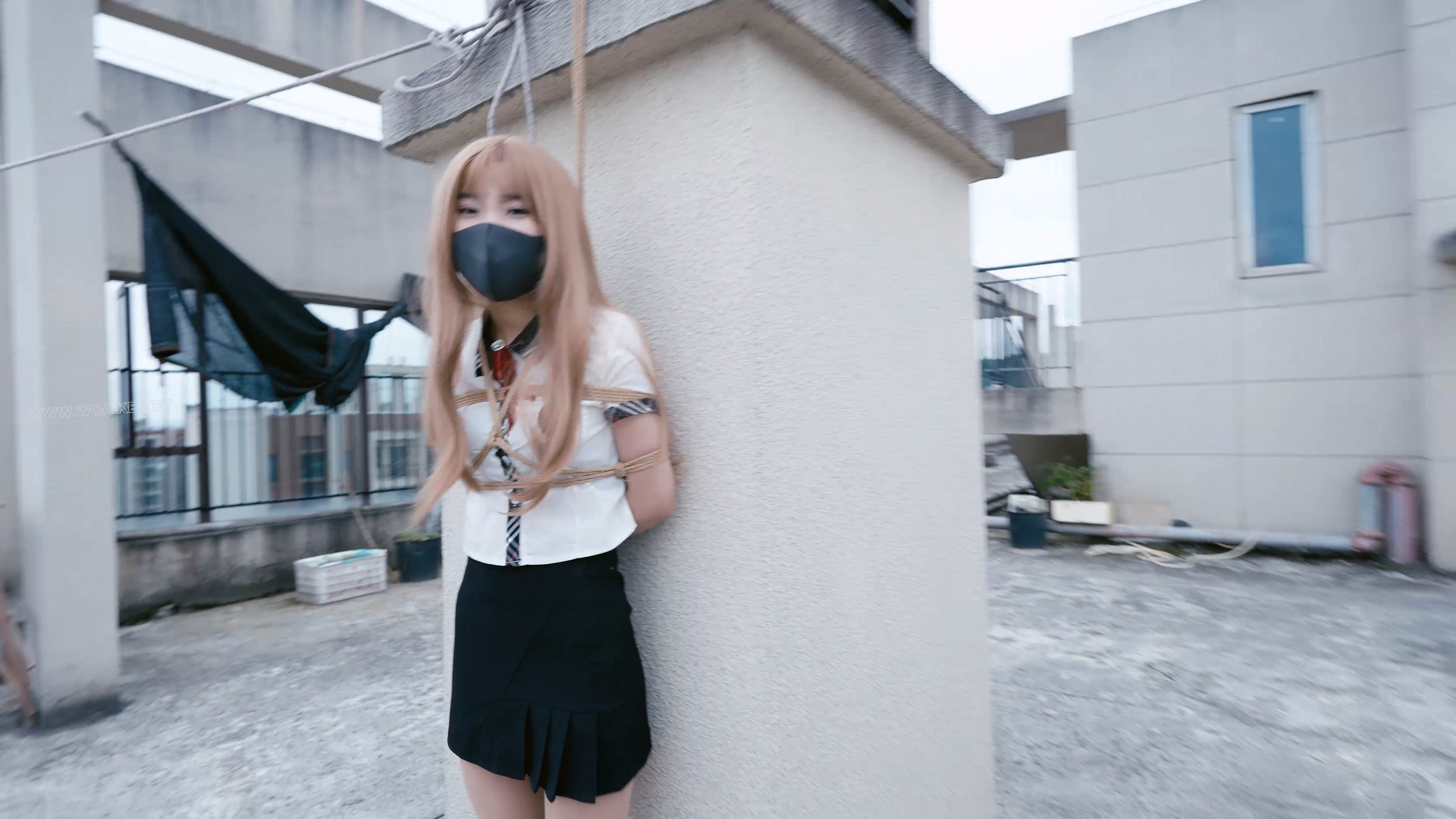 《校园章之叛逆少女》叛逆少女脱衣威胁老师反被设计迷晕后被关在杂物间，全身被绑 预览图