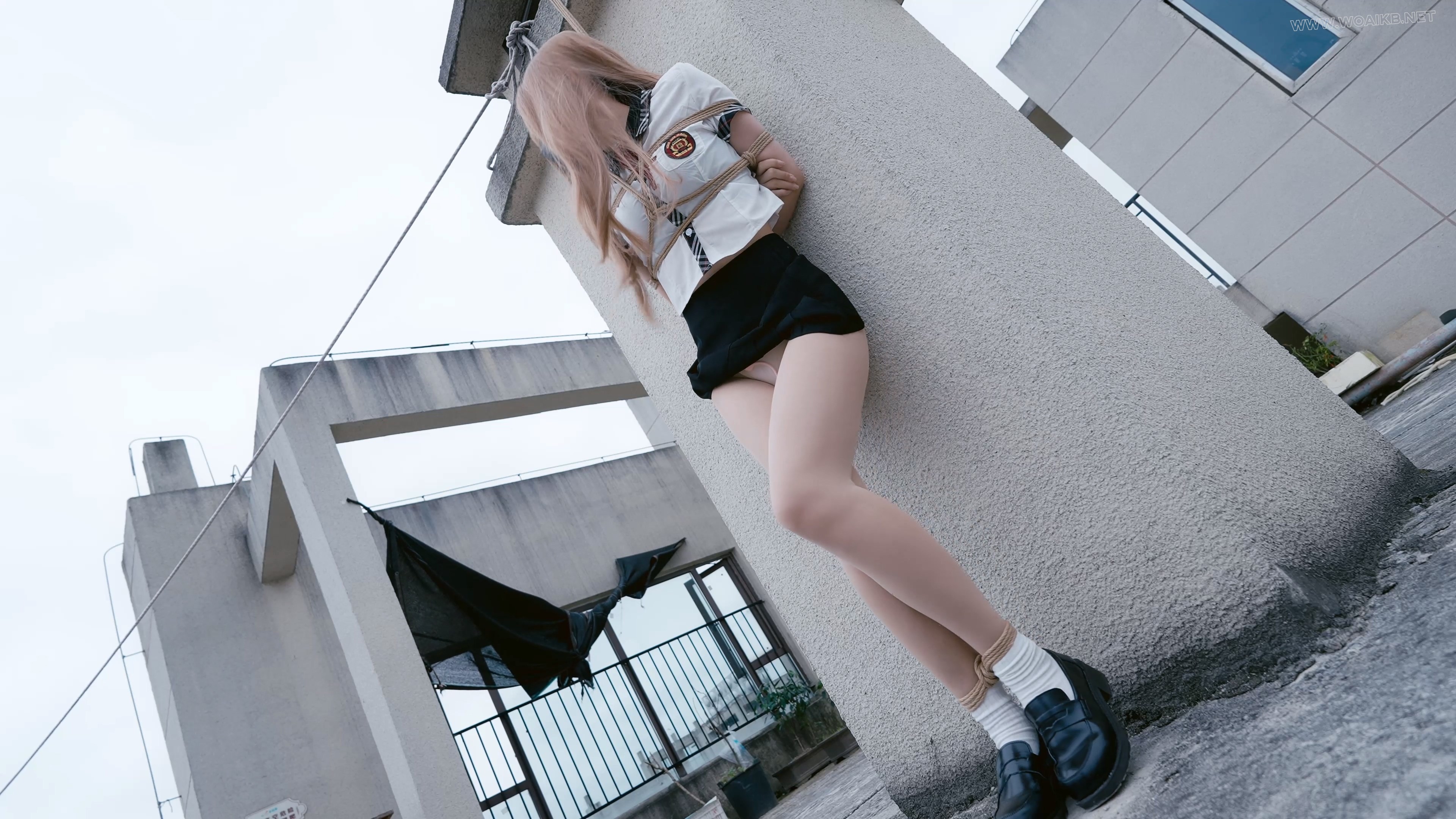 《校园章之叛逆少女》叛逆少女脱衣威胁老师反被设计迷晕后被关在杂物间，全身被绑 预览图