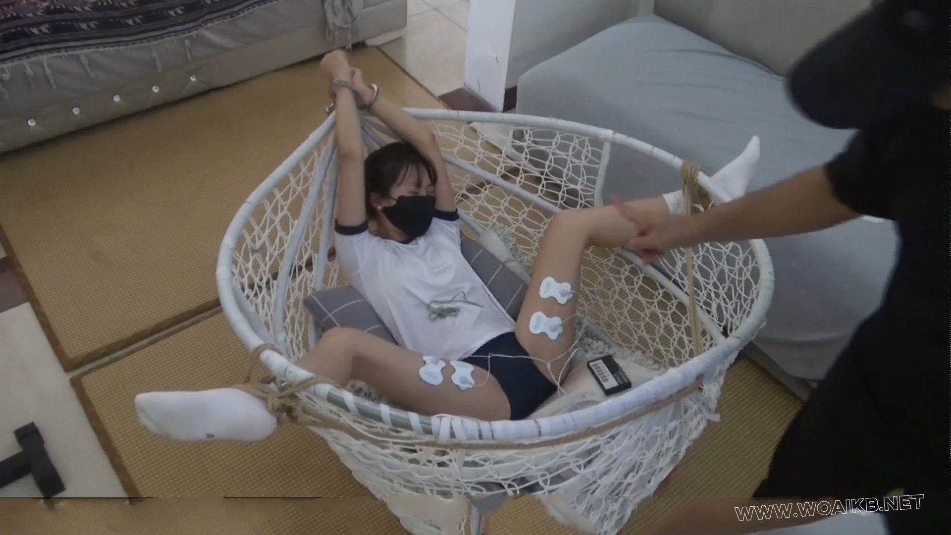 【何露】不听话挨了一次难忘的惩罚 又电又挠又tk 最还整得嗷嗷叫 预览图