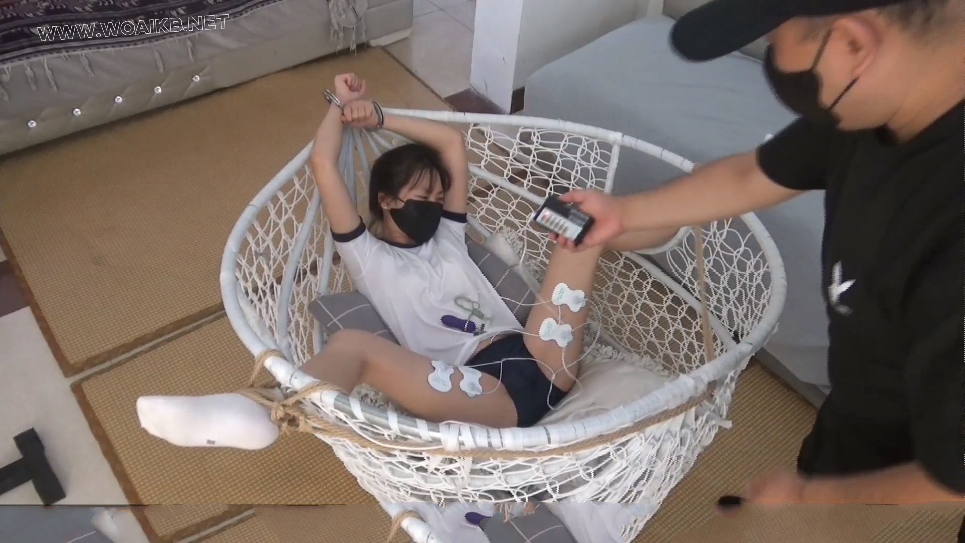 【何露】不听话挨了一次难忘的惩罚 又电又挠又tk 最还整得嗷嗷叫 预览图