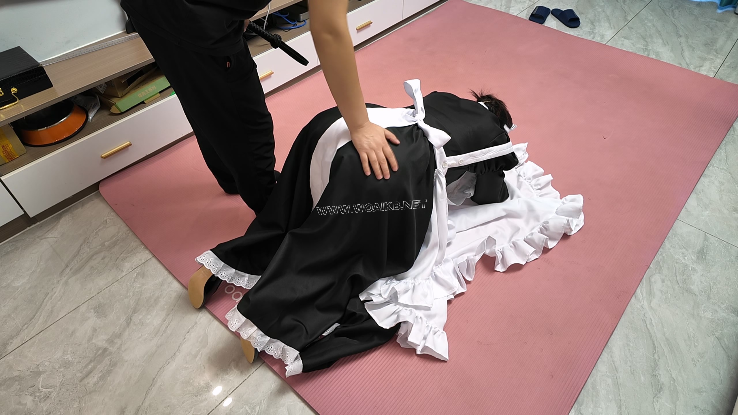 绑架人妻之白丝女仆三 预览图