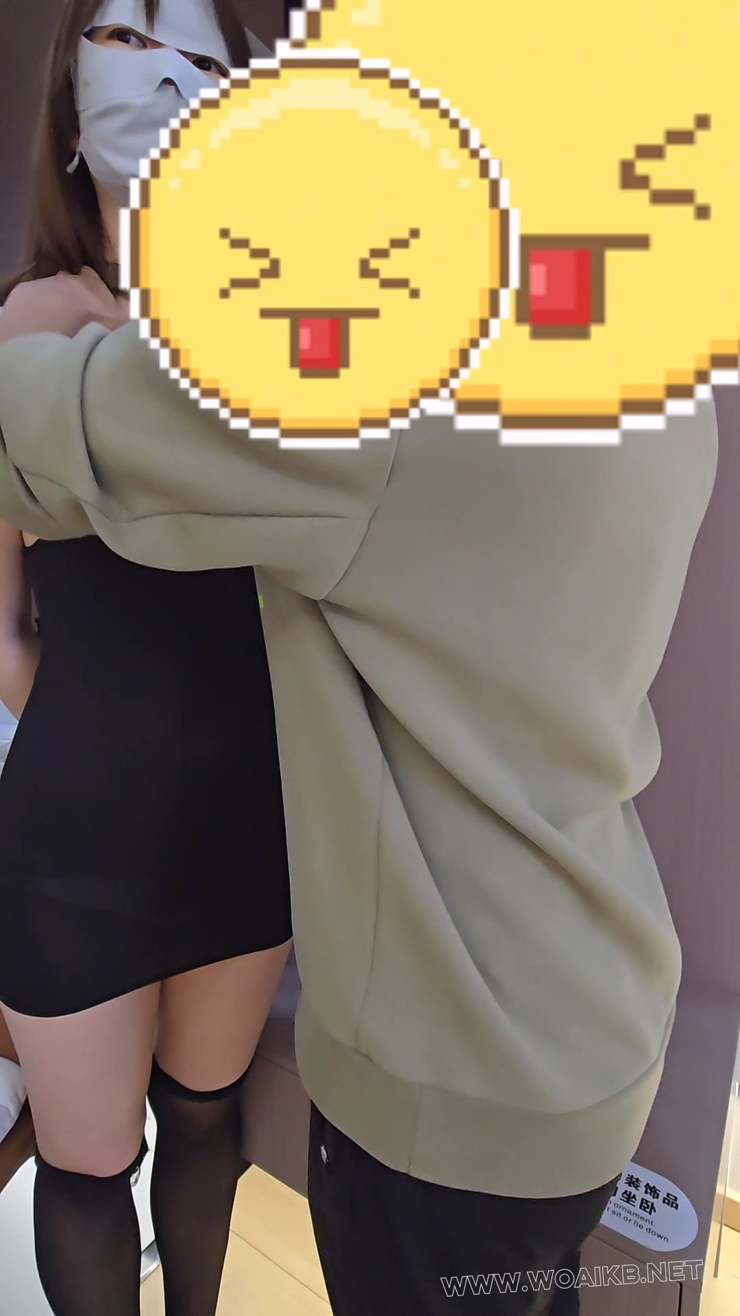 她一直习惯穿的很保守，这次要求穿吊带小黑裙，特别短，遮不住屁股，上身无内，阳 预览图