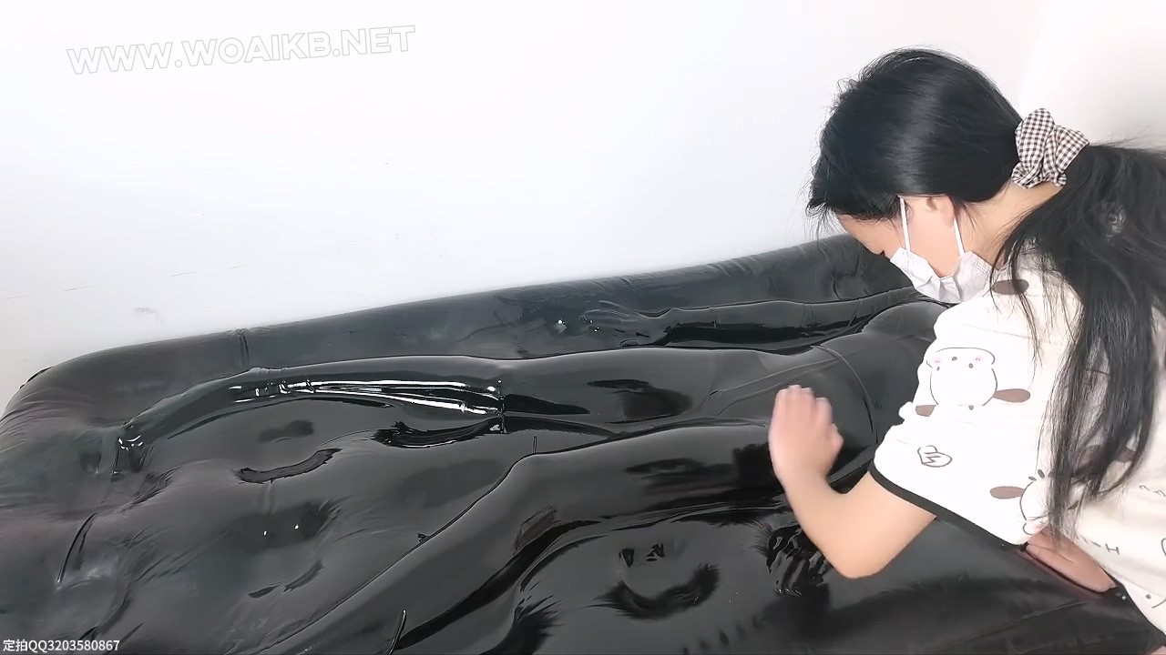 高挑空姐体验真空床tj强高 一旁观看的小妹妹也忍不住上手不断抚摸 预览图