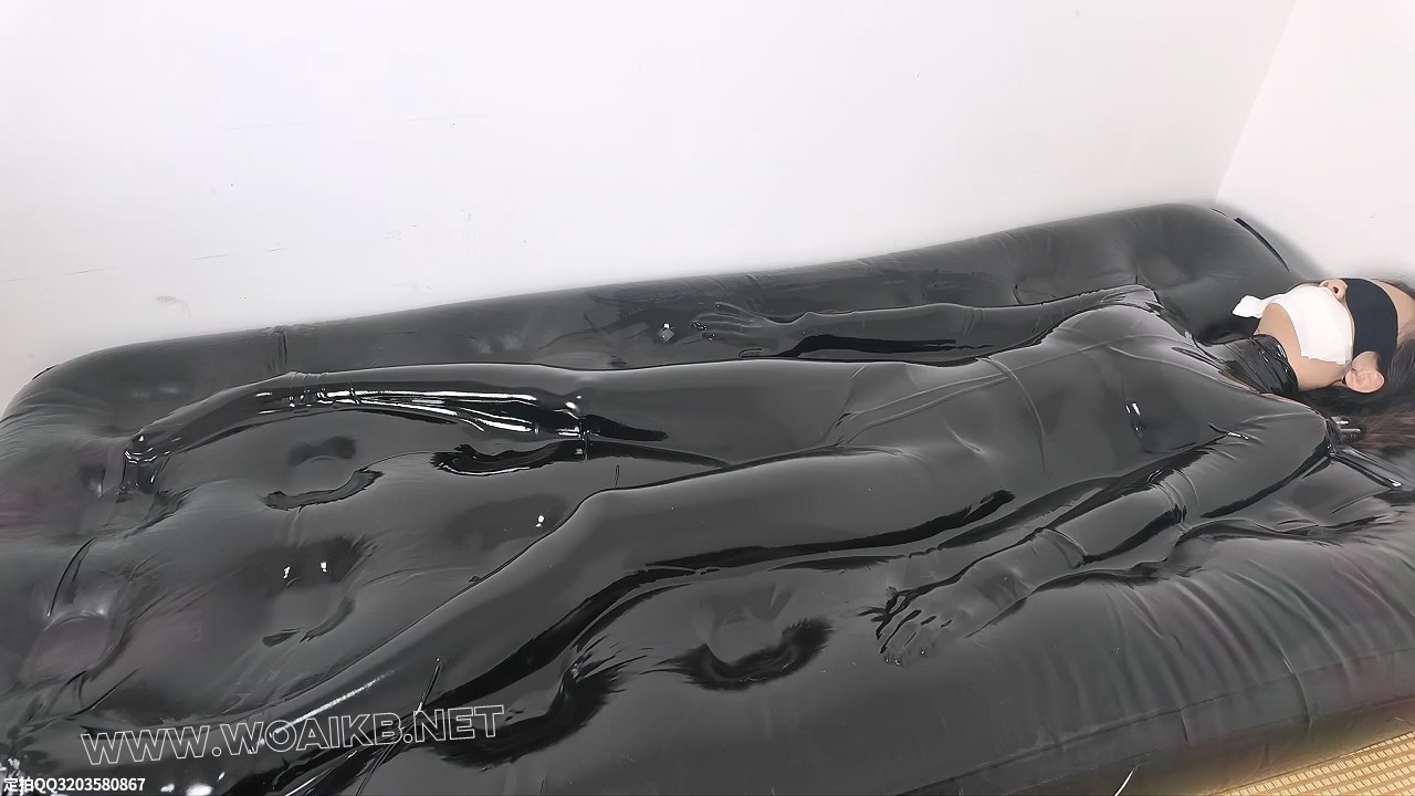 高挑空姐体验真空床tj强高 一旁观看的小妹妹也忍不住上手不断抚摸 预览图