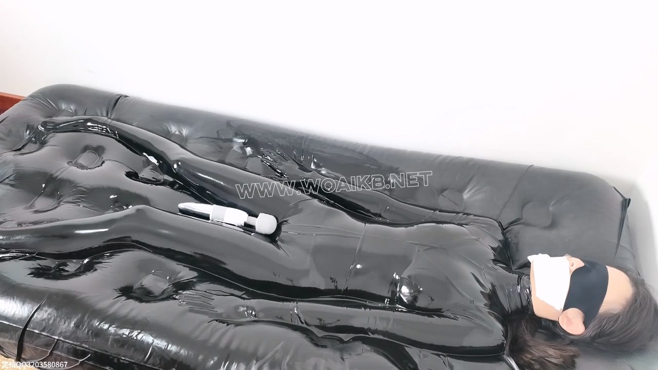 高挑空姐体验真空床tj强高 一旁观看的小妹妹也忍不住上手不断抚摸 预览图