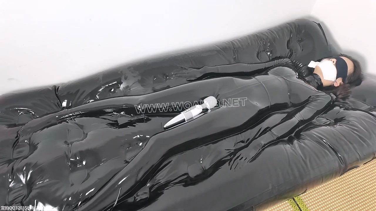 高挑空姐体验真空床tj强高 一旁观看的小妹妹也忍不住上手不断抚摸 预览图